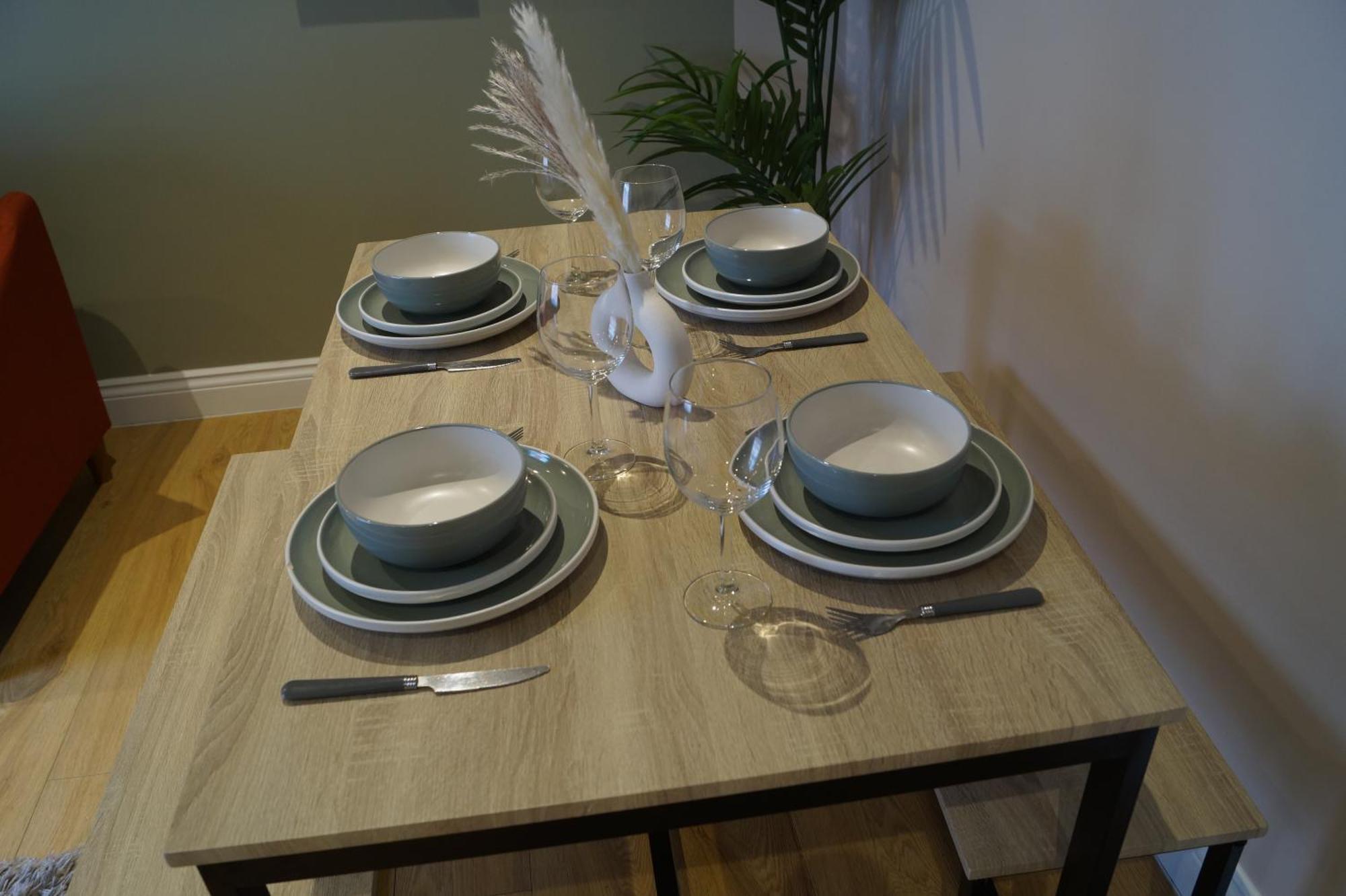 Apartment Spacious Duplex With 2 Bathrooms With Free Wi-fi, Parking And Keyless Access, Sleeps Up To 9 - Perfect For Groups *