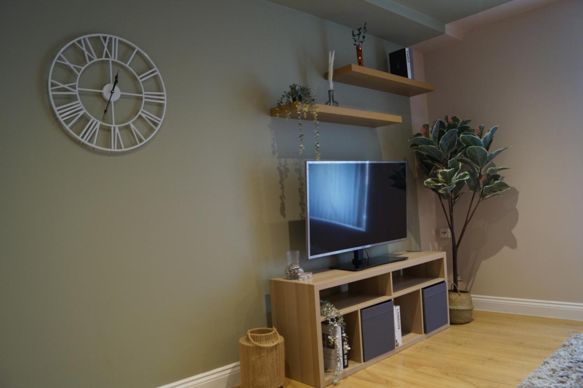 Spacious Duplex With 2 Bathrooms With Free Wi-fi, Parking And Keyless Access, Sleeps Up To 9 - Perfect For Groups Apartment