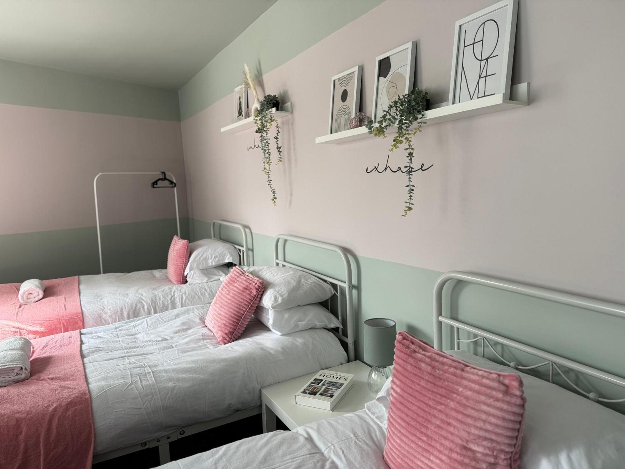 Apartment Spacious Duplex With 2 Bathrooms With Free Wi-fi, Parking And Keyless Access, Sleeps Up To 9 - Perfect For Groups *