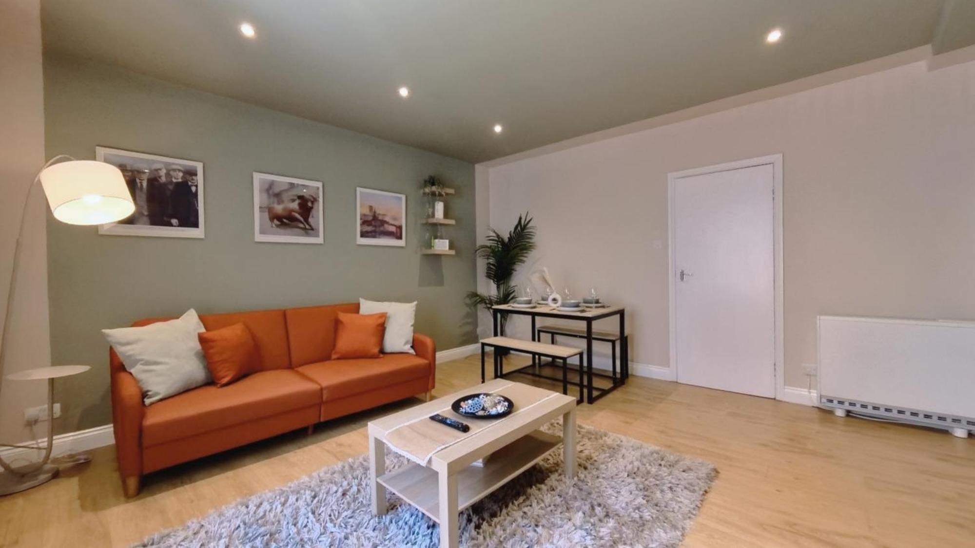 Spacious Duplex With 2 Bathrooms With Free Wi-fi, Parking And Keyless Access, Sleeps Up To 9 - Perfect For Groups
