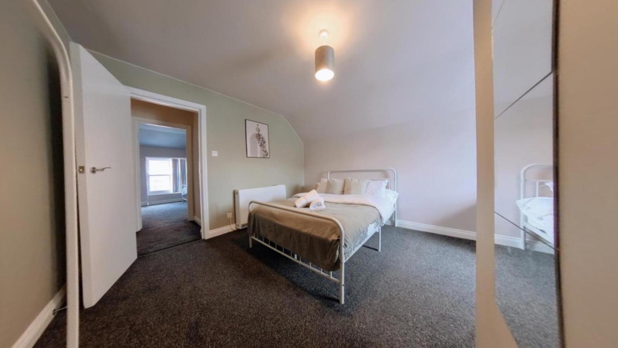 Spacious Duplex With 2 Bathrooms With Free Wi-fi, Parking And Keyless Access, Sleeps Up To 9 - Perfect For Groups Apartment Birmingham