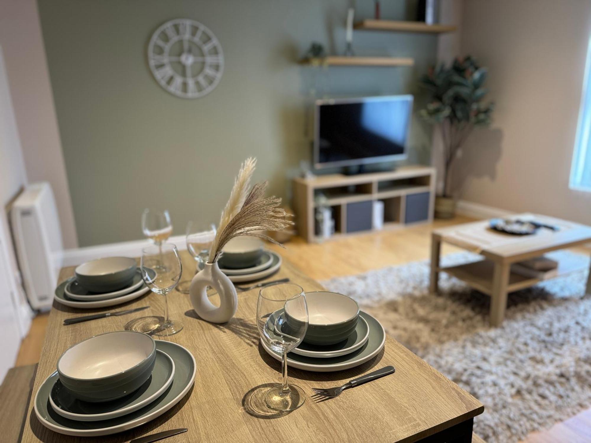Spacious Duplex With 2 Bathrooms With Free Wi-fi, Parking And Keyless Access, Sleeps Up To 9 - Perfect For Groups Apartment