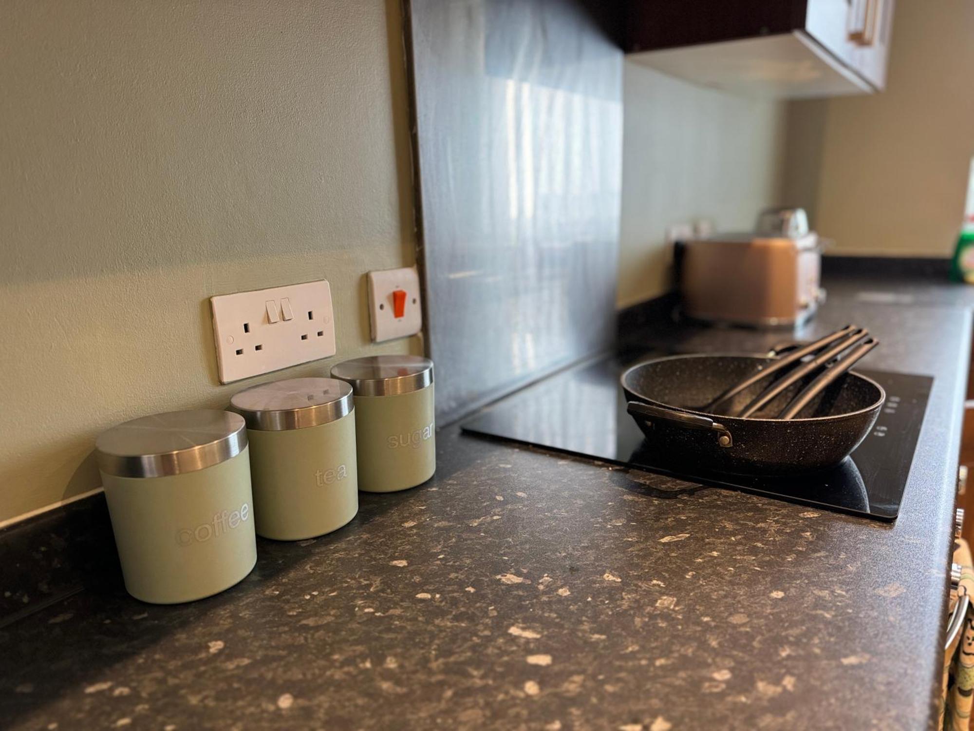 Apartment Spacious Duplex With 2 Bathrooms With Free Wi-fi, Parking And Keyless Access, Sleeps Up To 9 - Perfect For Groups