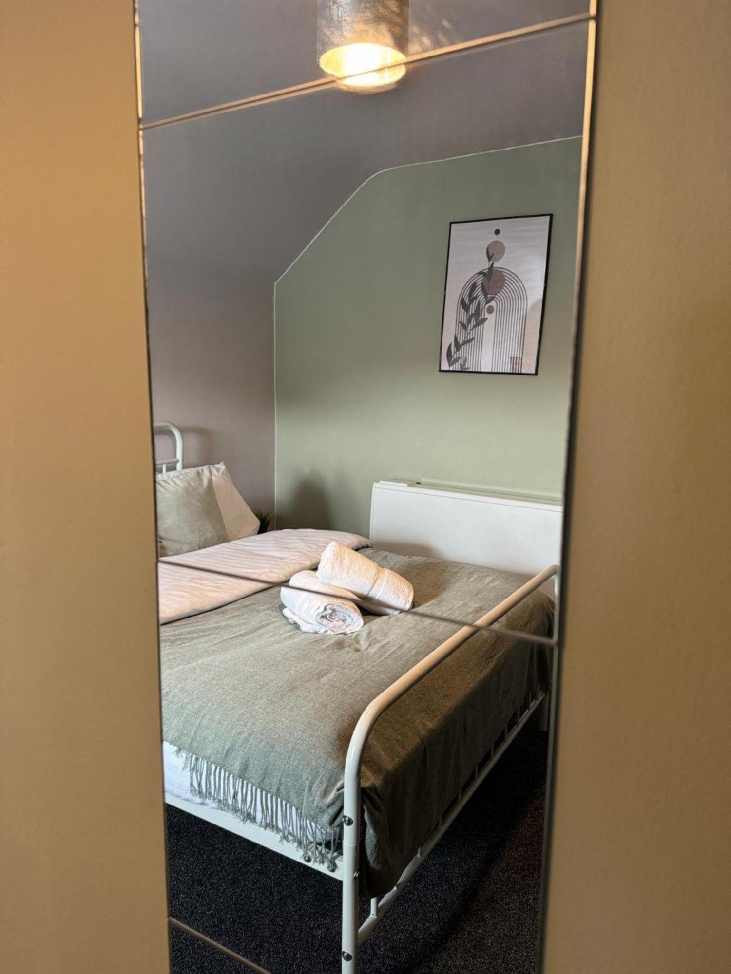 Apartment Spacious Duplex With 2 Bathrooms With Free Wi-fi, Parking And Keyless Access, Sleeps Up To 9 - Perfect For Groups