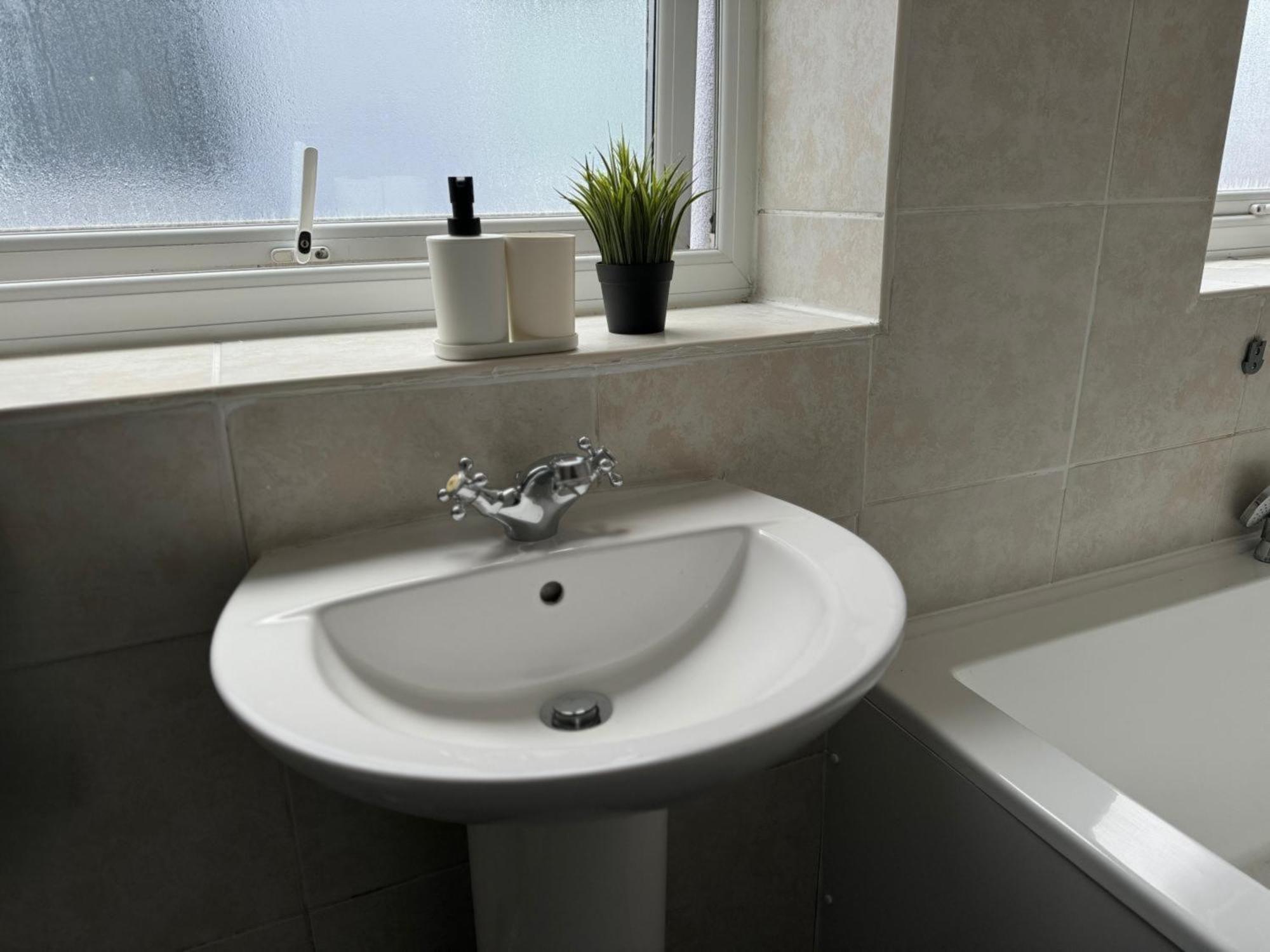 Apartment Spacious Duplex With 2 Bathrooms With Free Wi-fi, Parking And Keyless Access, Sleeps Up To 9 - Perfect For Groups *