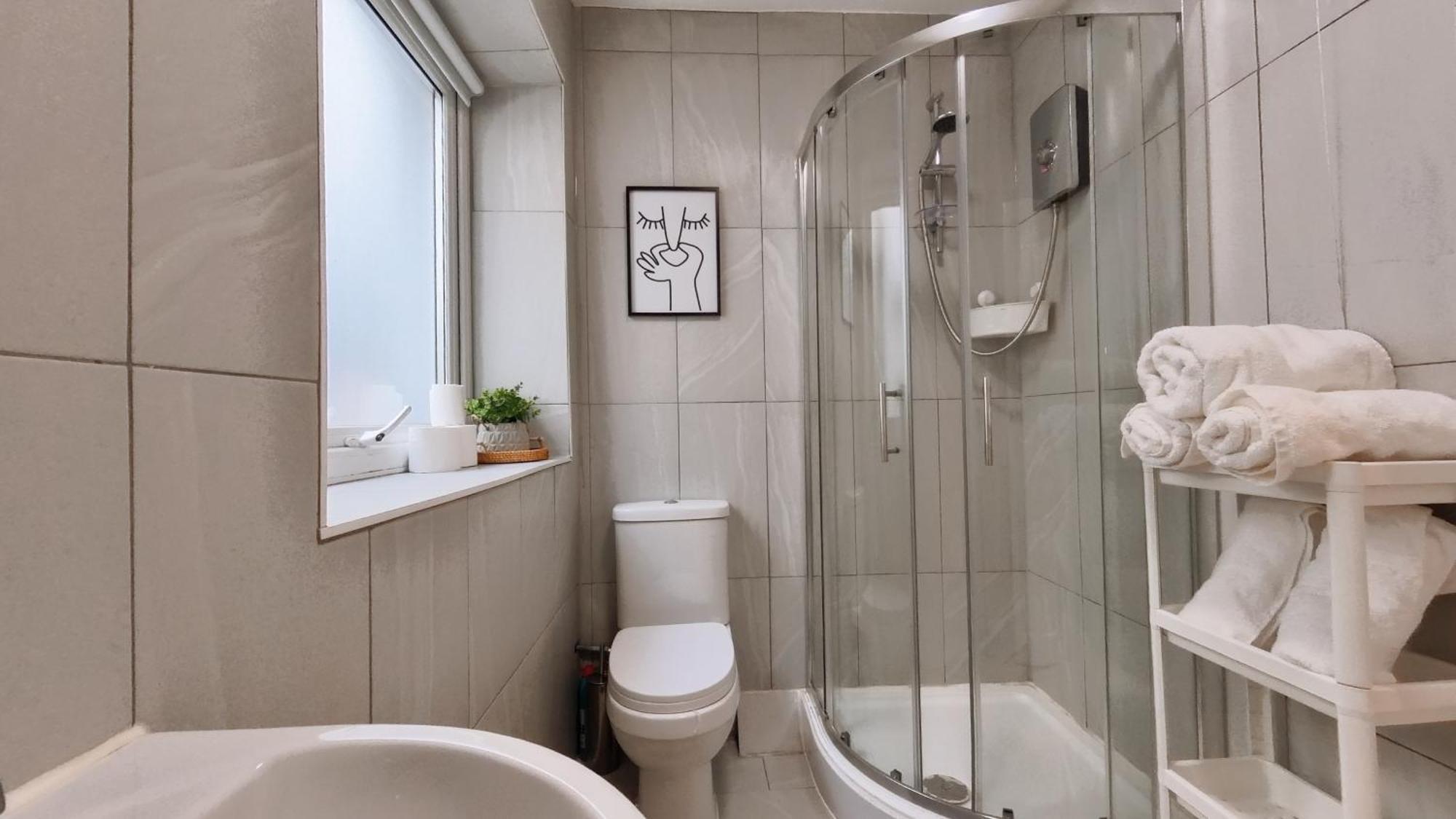 Spacious Quirky In With Free Wi-fi, Parking Apartment *