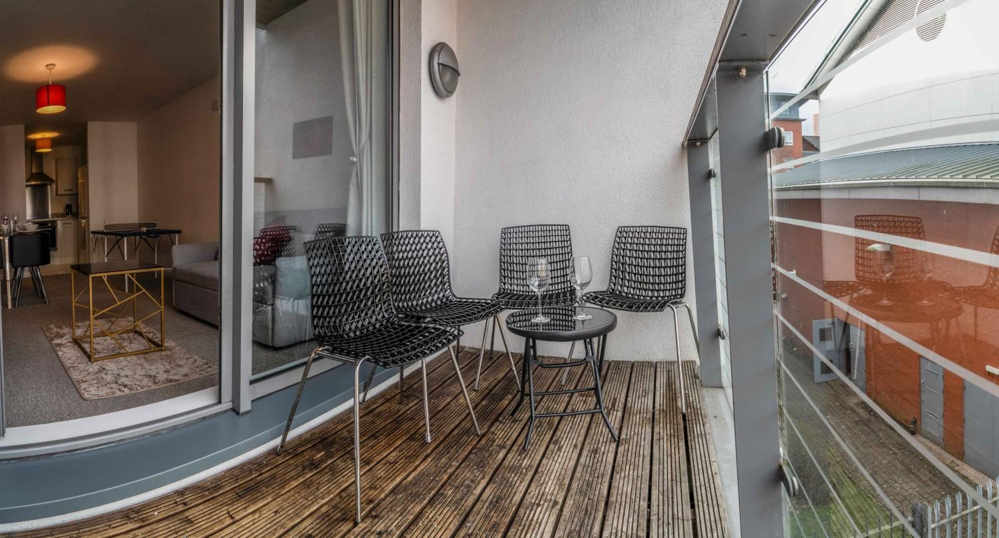 Apartment Ping Pong - Centre - Close To Mailbox Netflix, King Size Bed, Toiletries & Wifi - Sleeps 4 *