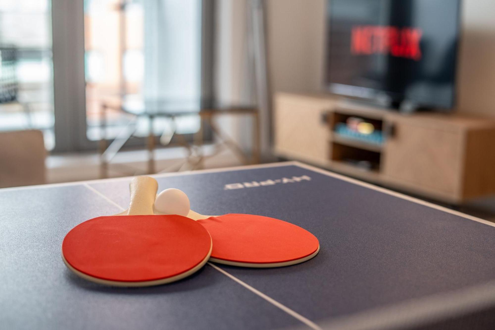 Ping Pong - Centre - Close To Mailbox Netflix, King Size Bed, Toiletries & Wifi - Sleeps 4