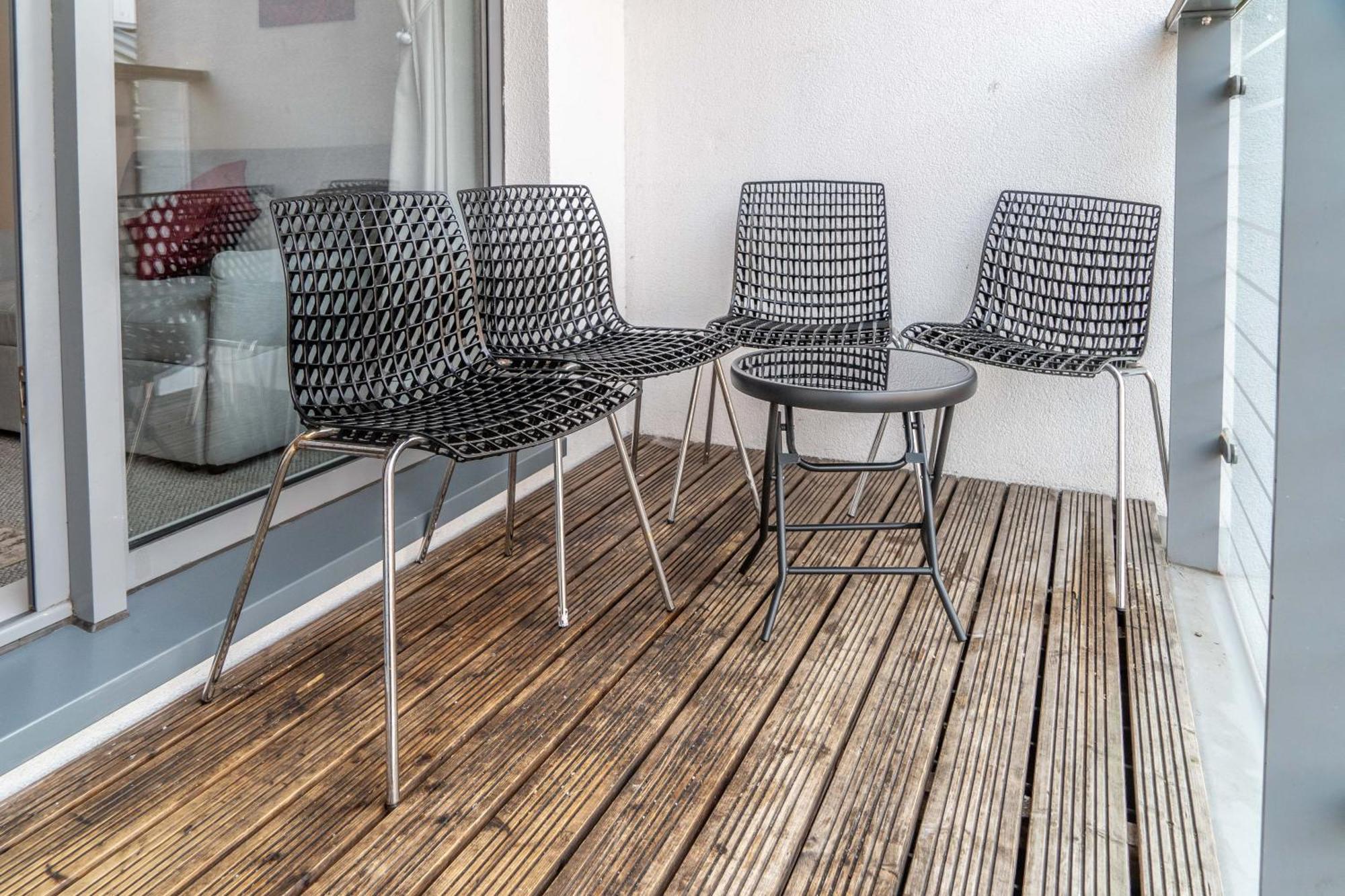 Ping Pong - Centre - Close To Mailbox Netflix, King Size Bed, Toiletries & Wifi - Sleeps 4 Birmingham