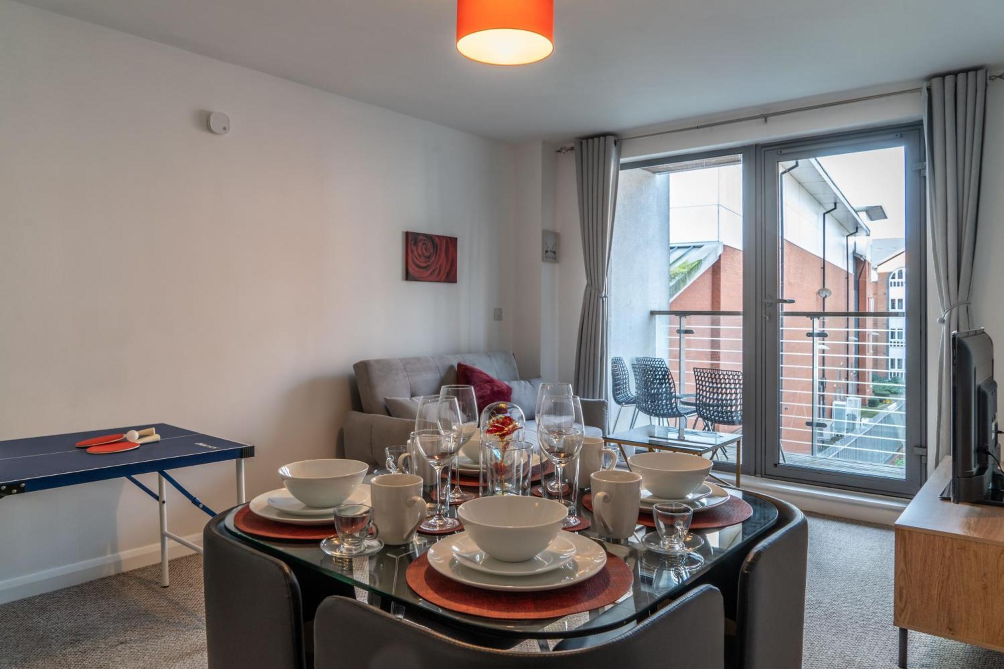 Apartment Ping Pong - Centre - Close To Mailbox Netflix, King Size Bed, Toiletries & Wifi - Sleeps 4 *