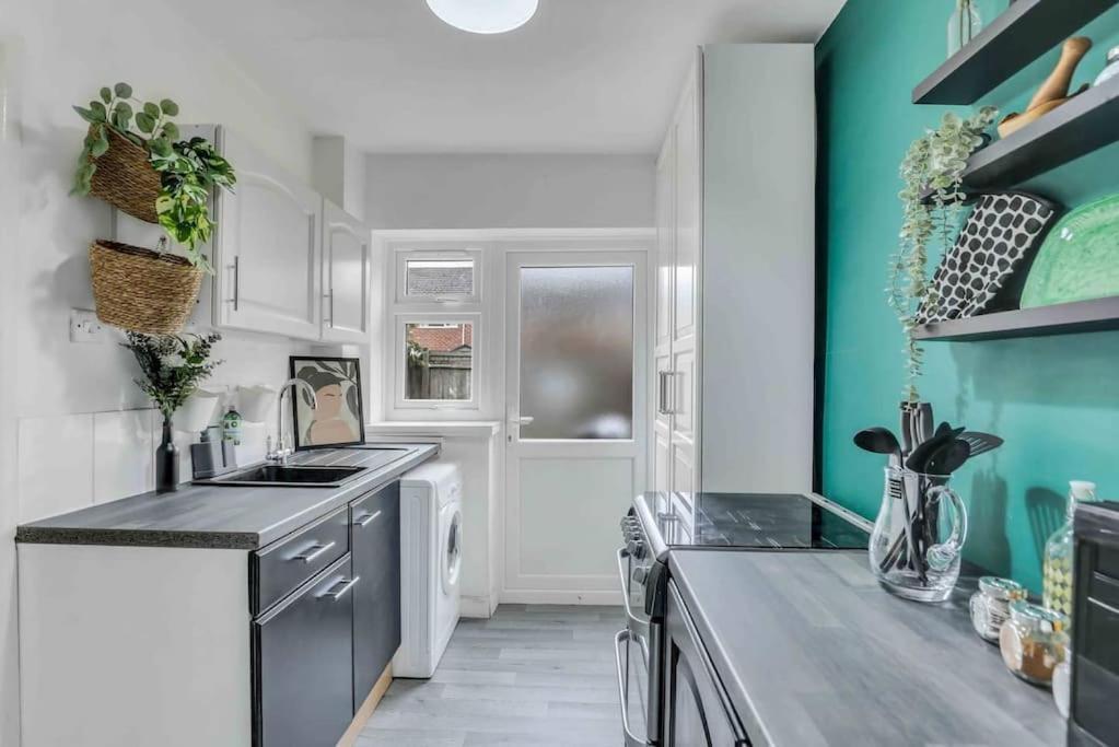 Stylish 3 Bed House Close To Nec *