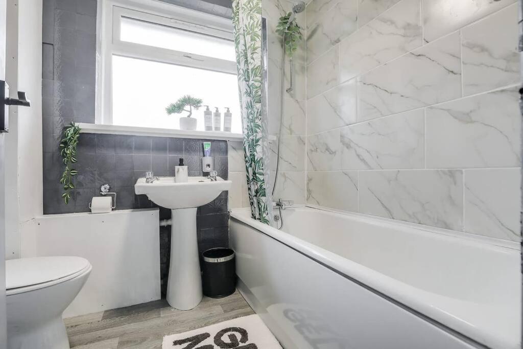 Stylish 3 Bed House Close To Nec Holiday home *