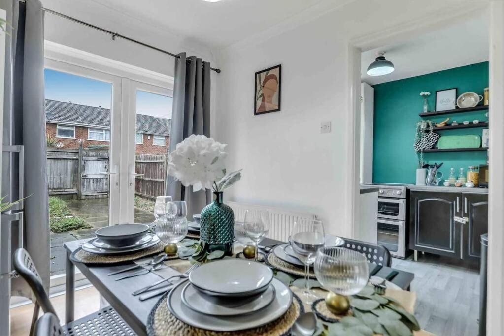 Stylish 3 Bed House Close To Nec *