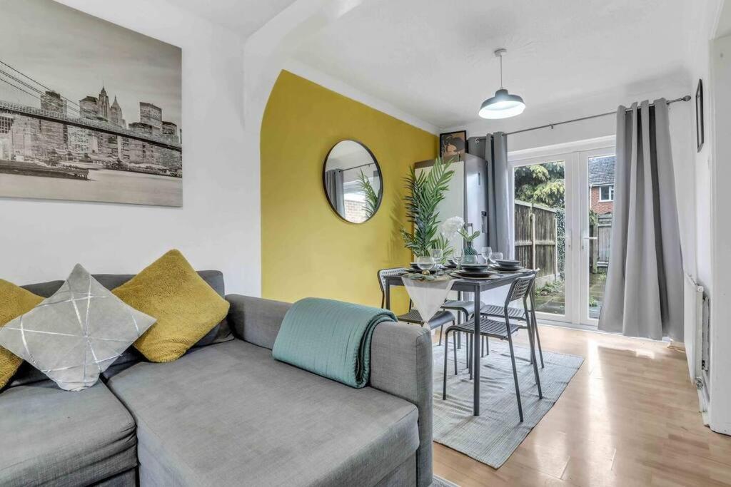 Stylish 3 Bed House Close To Nec Holiday home