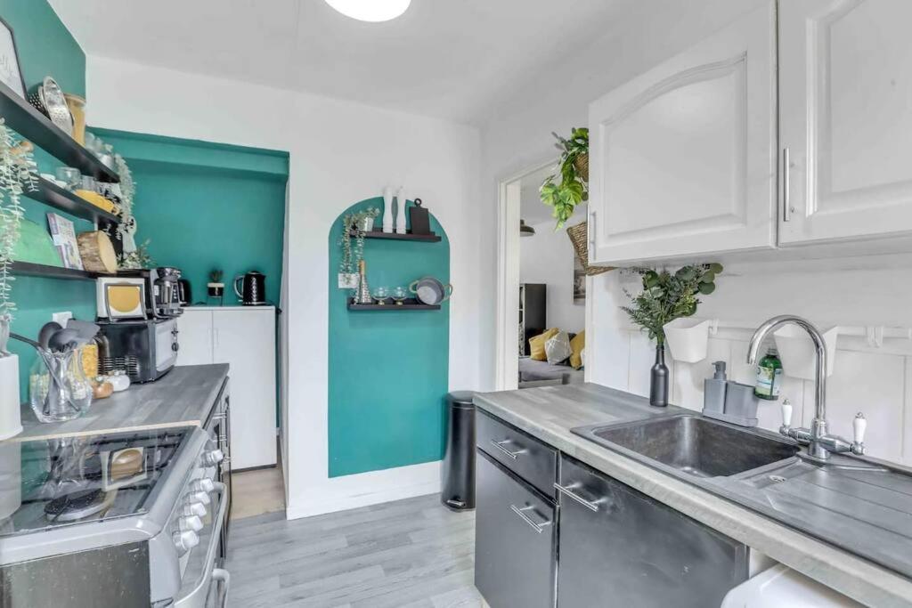 Stylish 3 Bed House Close To Nec Holiday home Birmingham