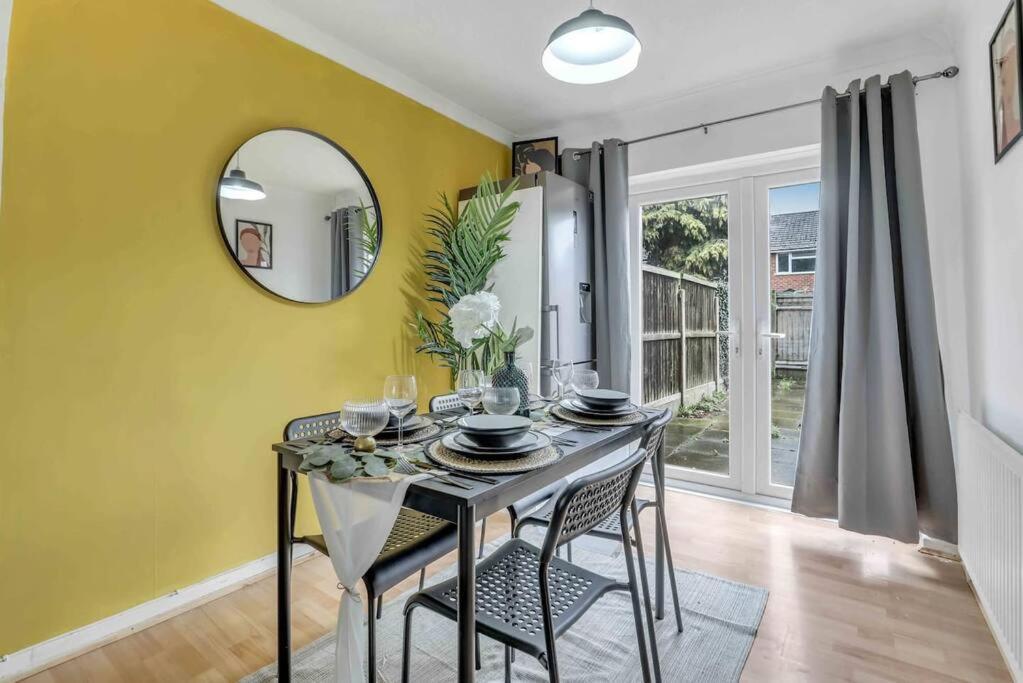 Stylish 3 Bed House Close To Nec
