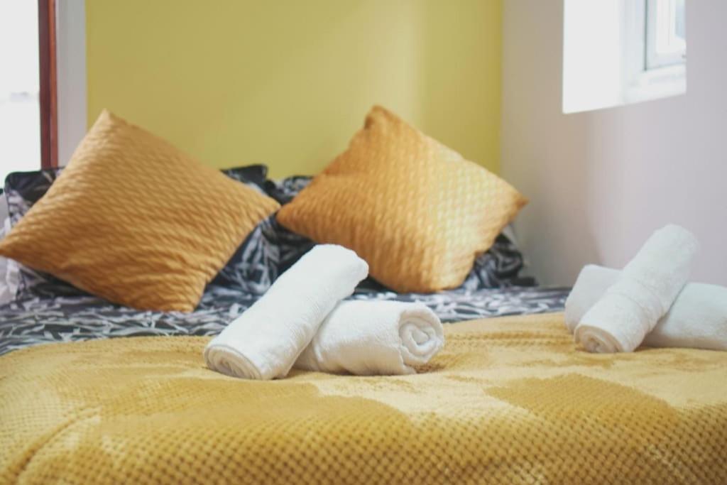 Cosy Entire 5 Min To Centre! Free Parking, Smart Tv Sleeps 3-4 *