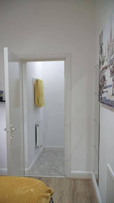 Apartment Cosy Entire 5 Min To Centre! Free Parking, Smart Tv Sleeps 3-4