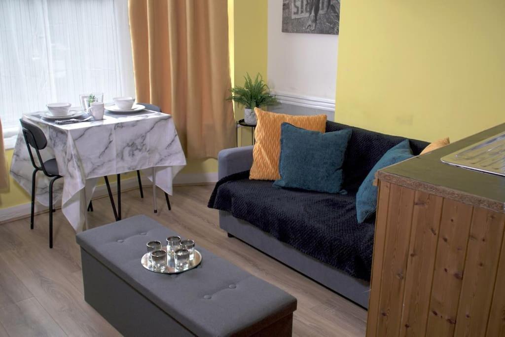Cosy Entire 5 Min To Centre! Free Parking, Smart Tv Sleeps 3-4 *