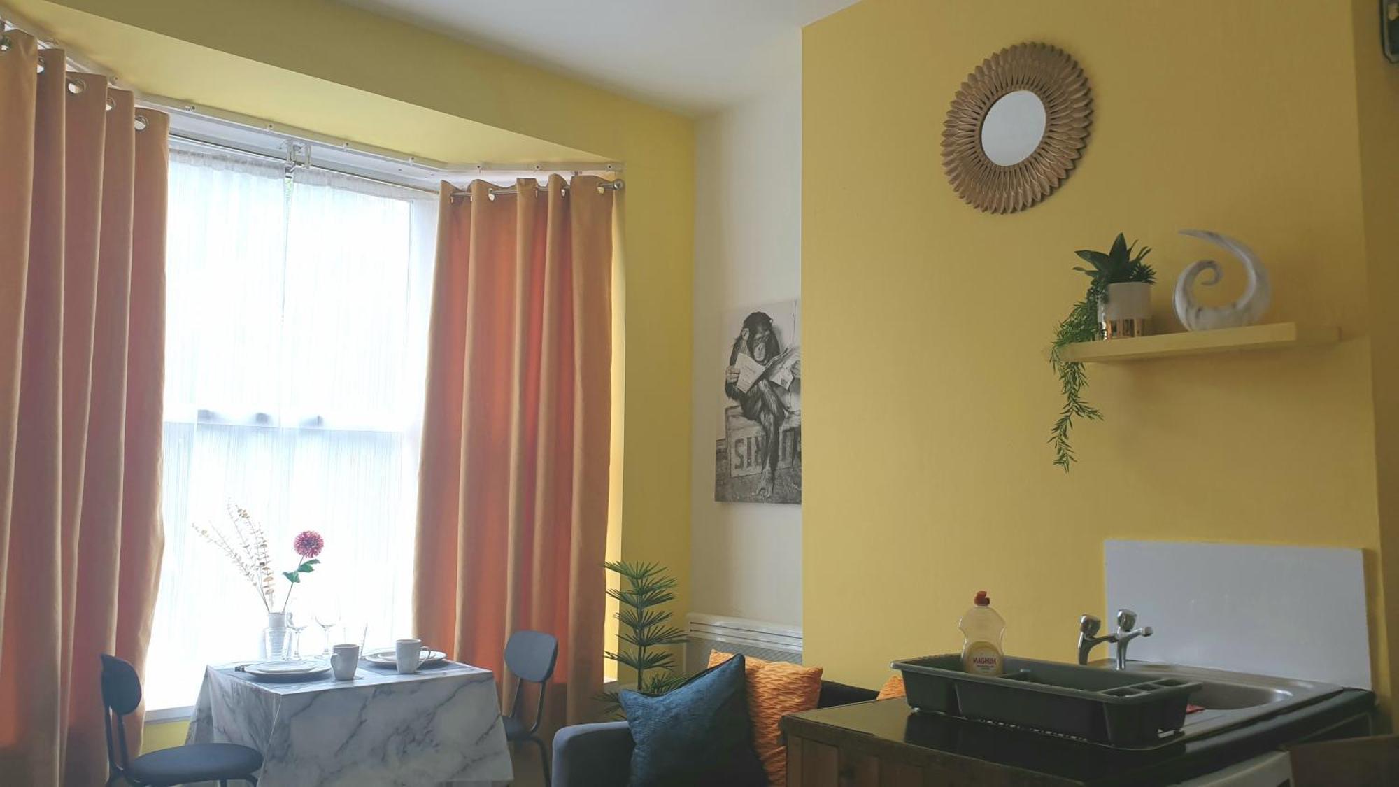 Cosy Entire 5 Min To Centre! Free Parking, Smart Tv Sleeps 3-4