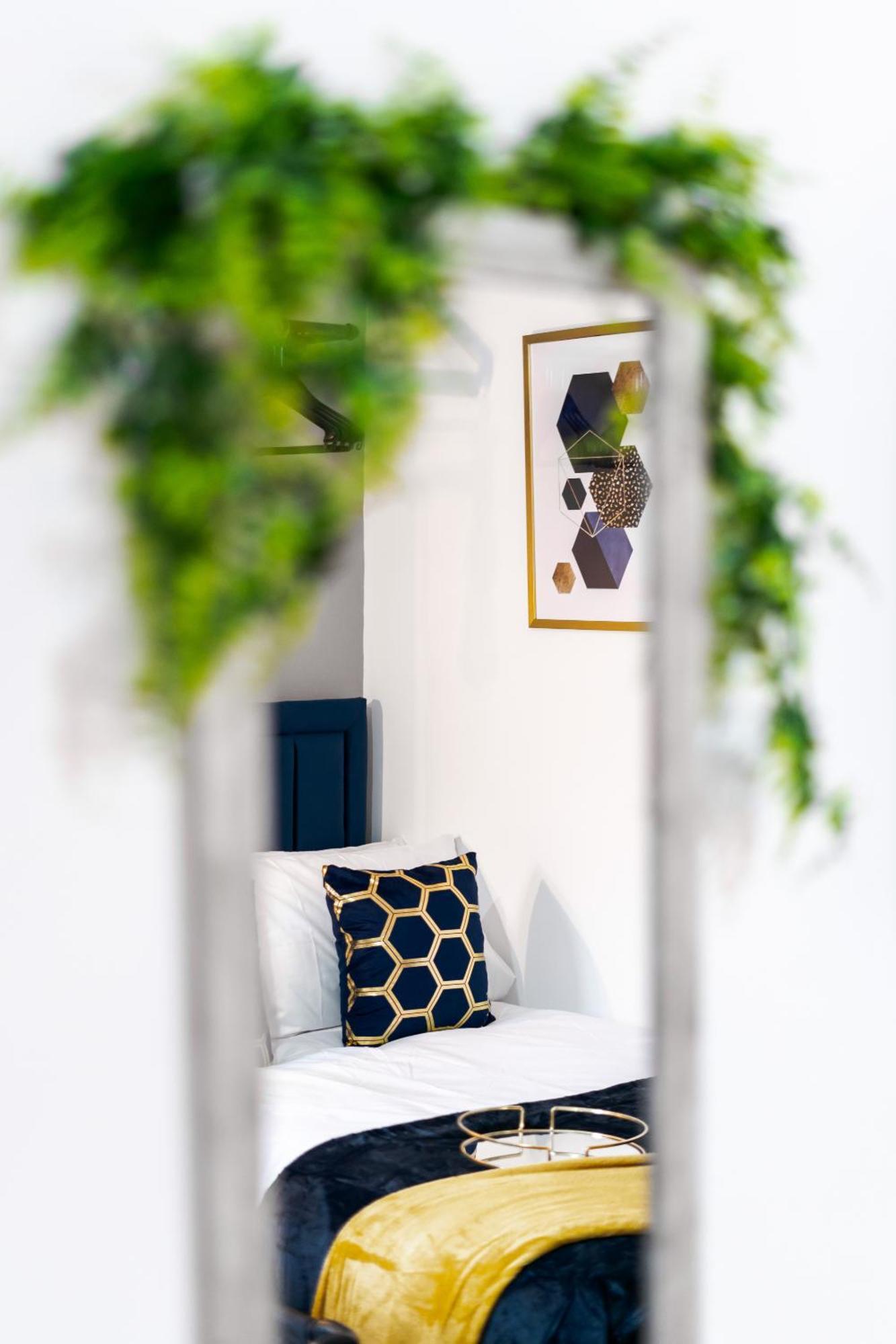 Amazing Family Apartment, Sleeps 6, Cot, Work Desk