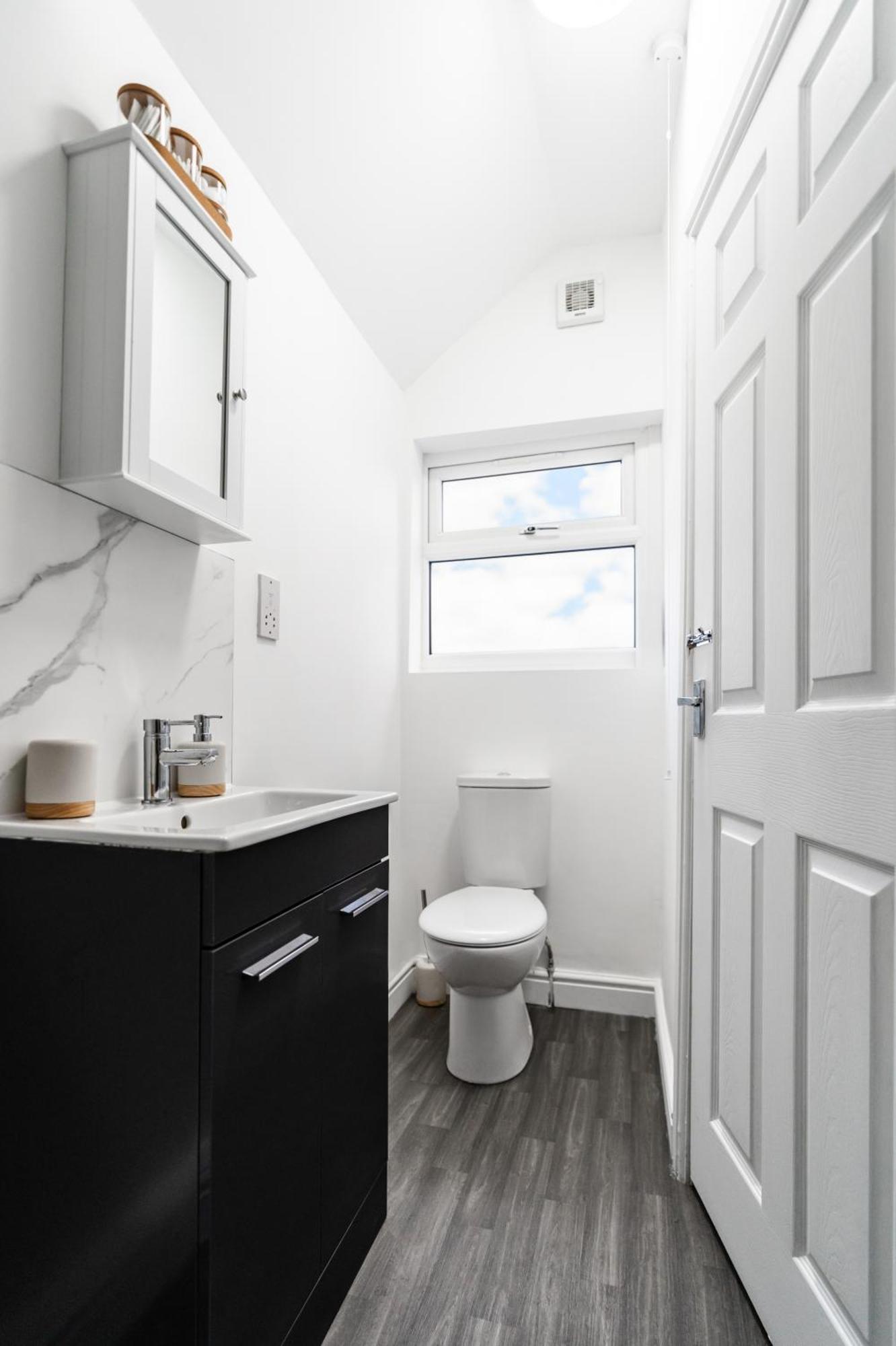 Amazing Family Apartment, Sleeps 6, Cot, Work Desk *