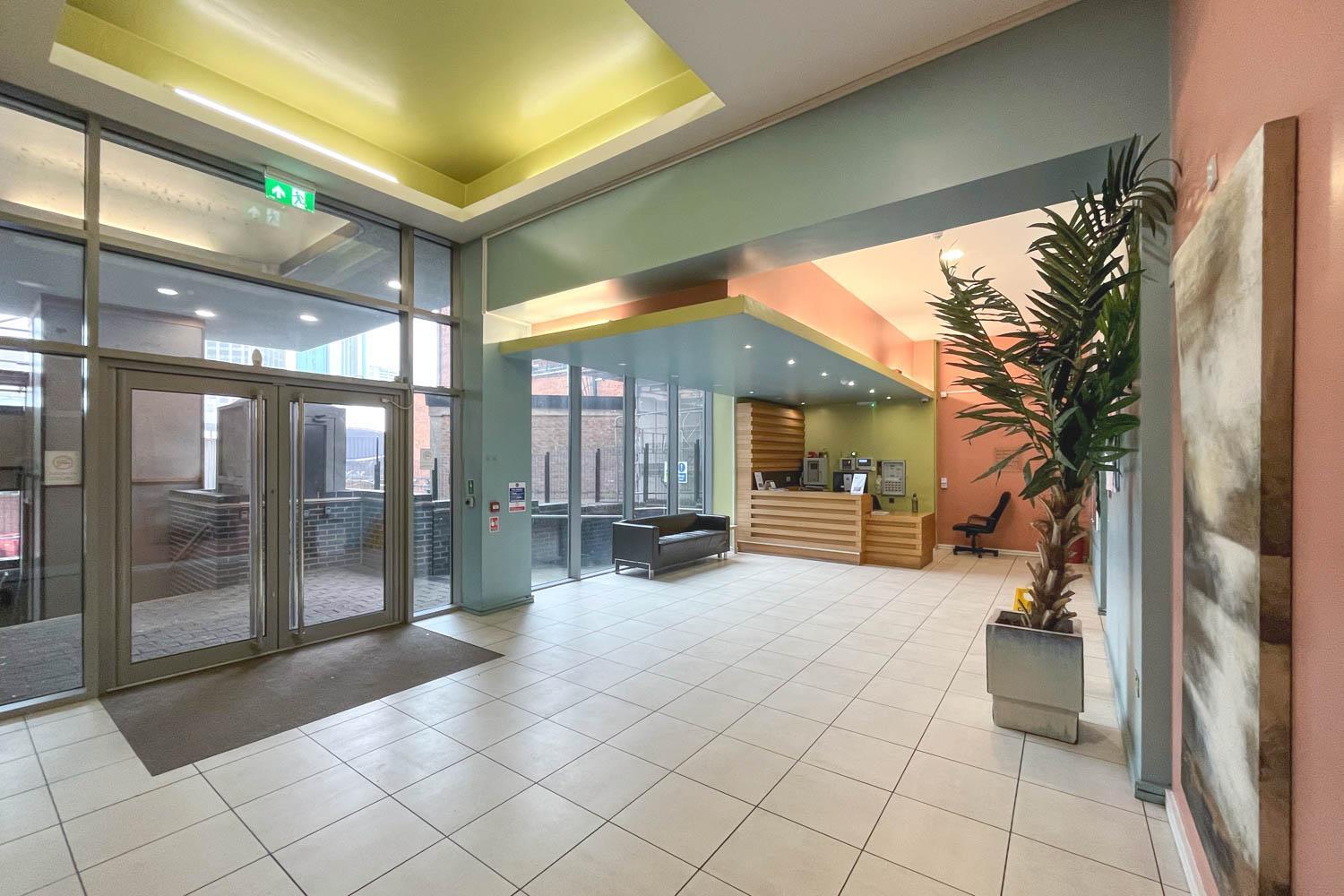 Apartment Stylish 2 Bedroom Centre With Free Convenient Bullring , Grand Parking