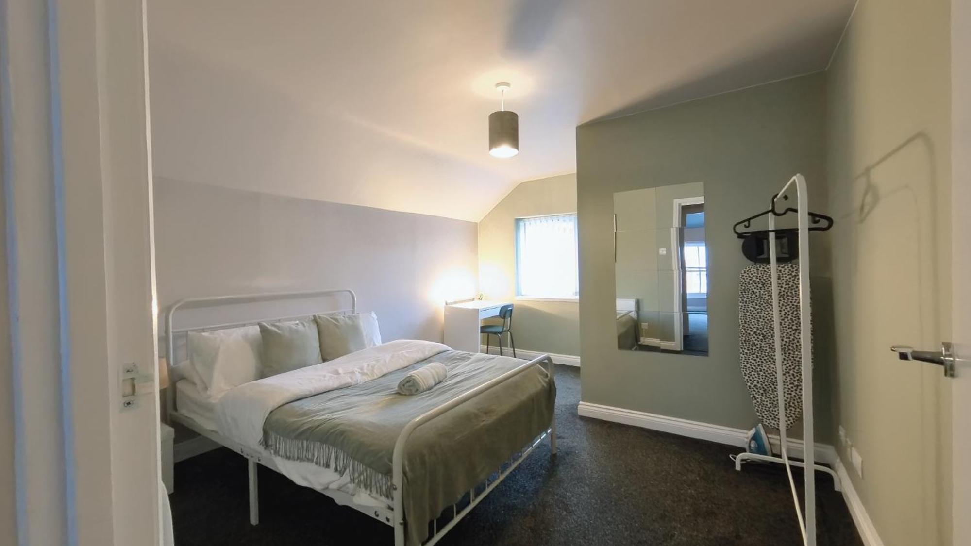 Spacious Duplex With 2 Bathrooms With Free Wi-fi, Parking And Keyless Access, Sleeps Up To 9 - Perfect For Groups * Birmingham