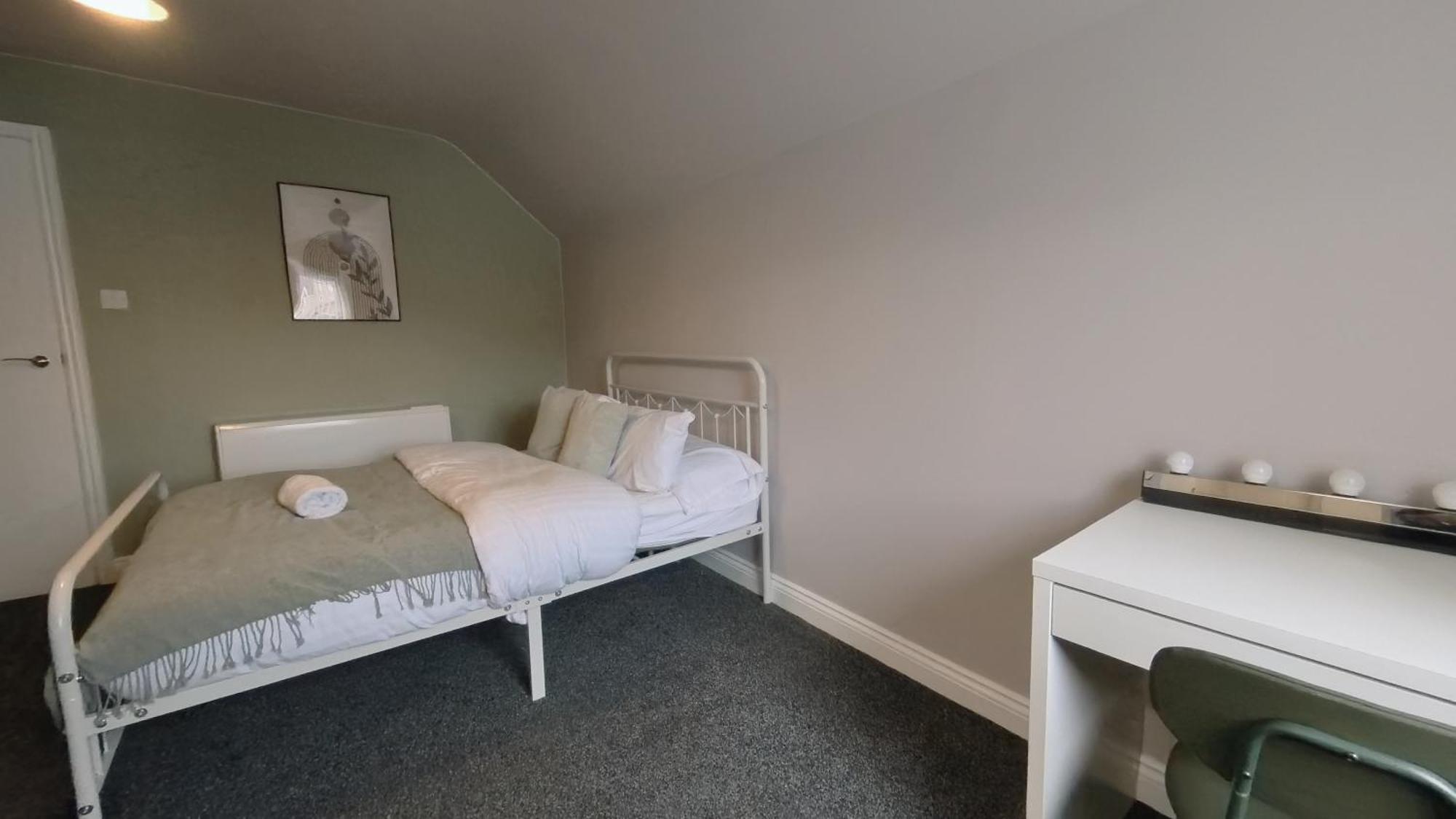 Spacious Duplex With 2 Bathrooms With Free Wi-fi, Parking And Keyless Access, Sleeps Up To 9 - Perfect For Groups Apartment Birmingham