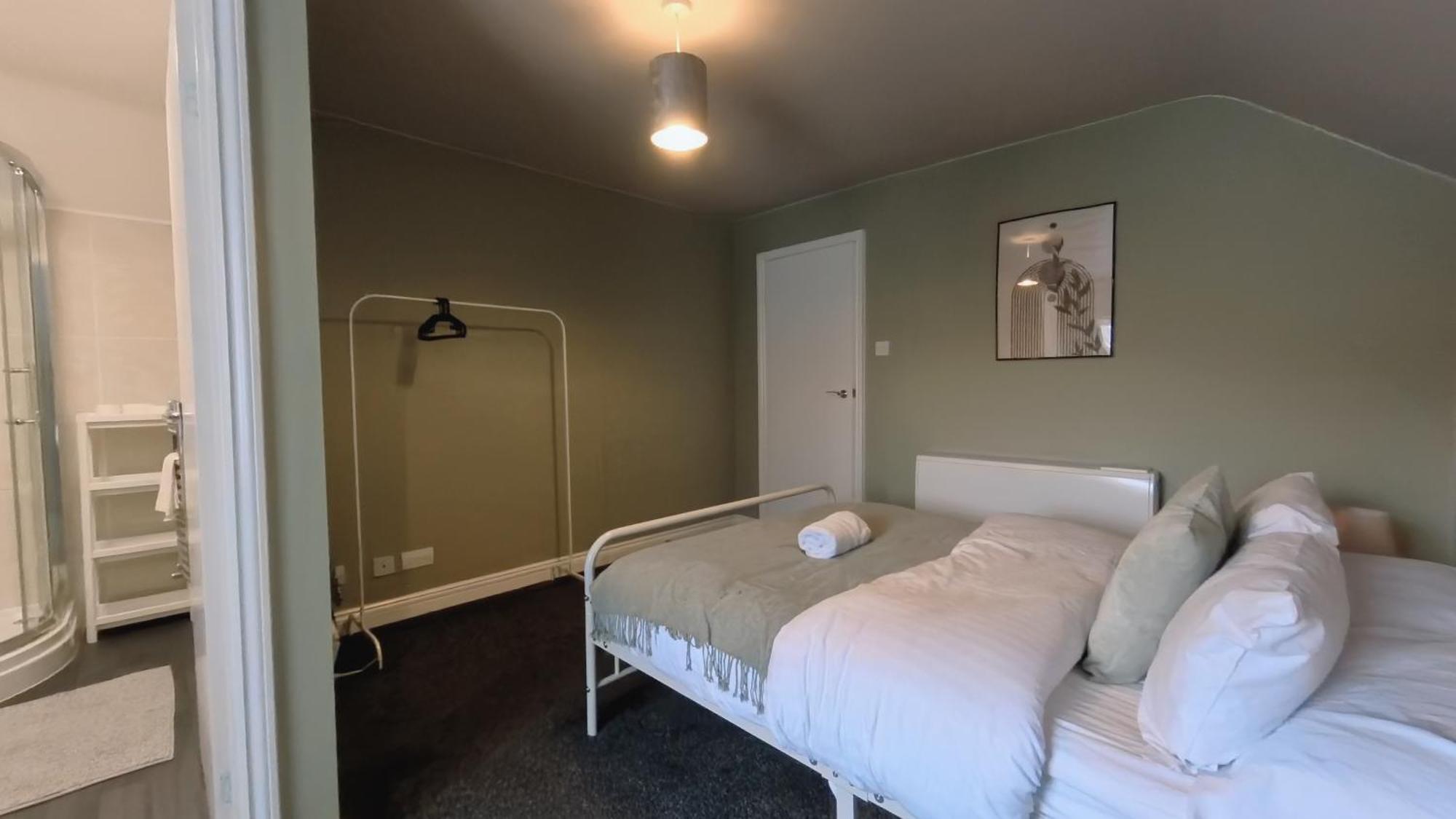 Spacious Duplex With 2 Bathrooms With Free Wi-fi, Parking And Keyless Access, Sleeps Up To 9 - Perfect For Groups