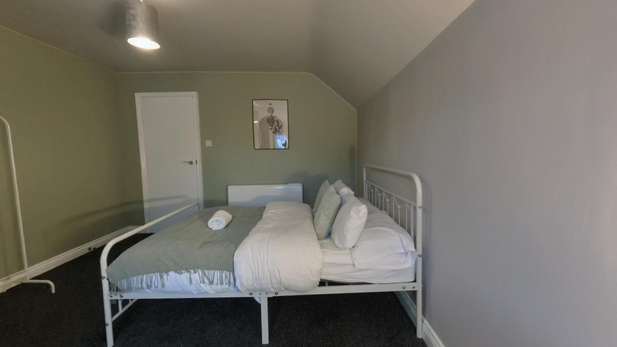 Spacious Duplex With 2 Bathrooms With Free Wi-fi, Parking And Keyless Access, Sleeps Up To 9 - Perfect For Groups