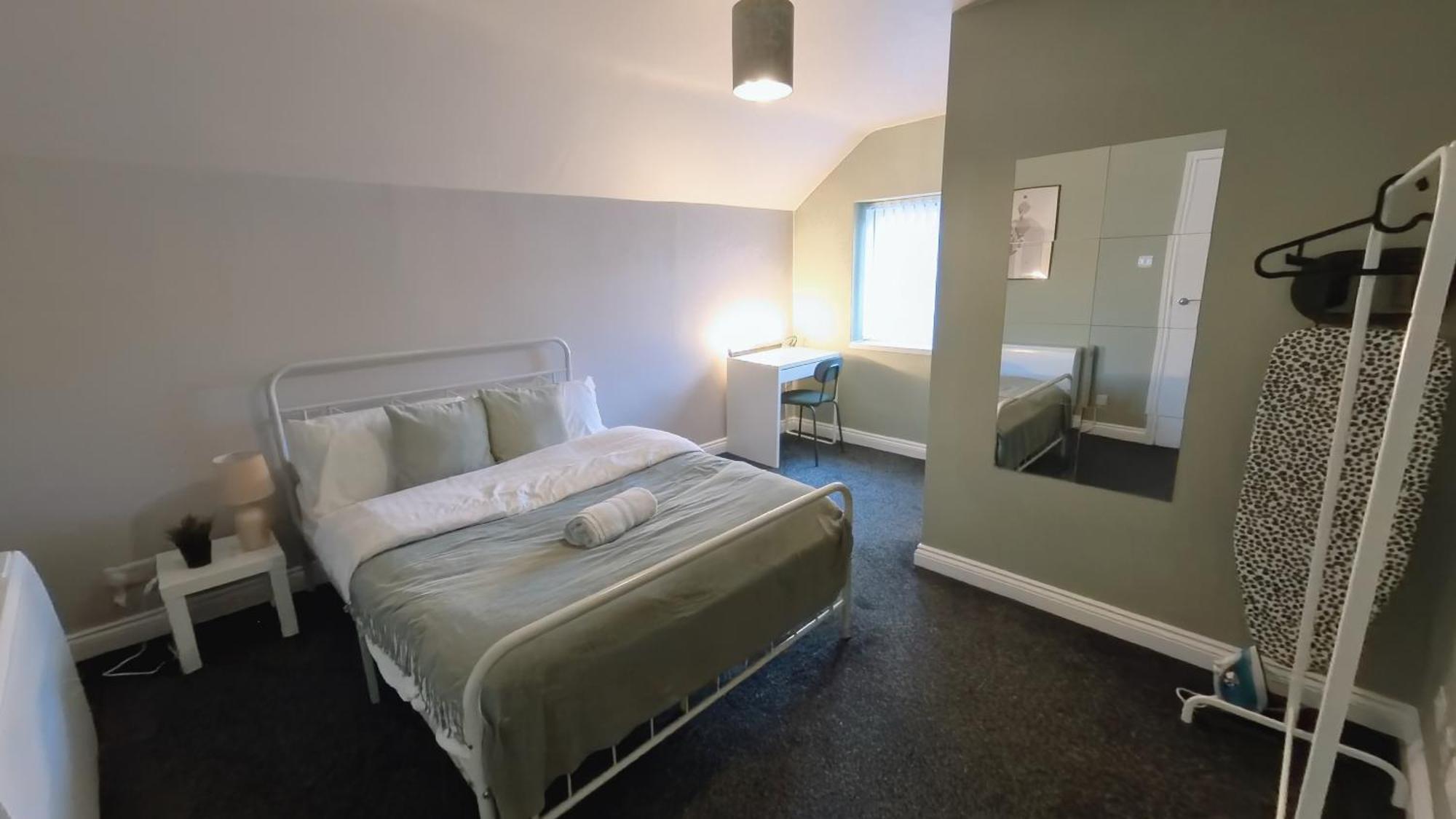 Spacious Duplex With 2 Bathrooms With Free Wi-fi, Parking And Keyless Access, Sleeps Up To 9 - Perfect For Groups Apartment *