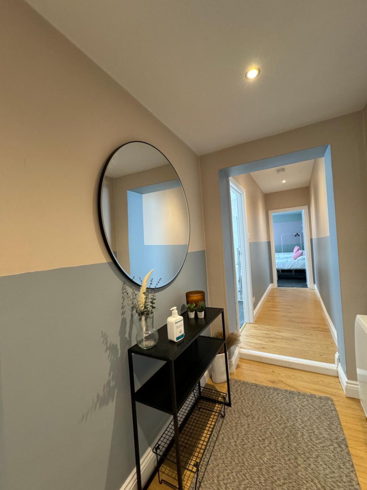 Apartment Spacious Duplex With 2 Bathrooms With Free Wi-fi, Parking And Keyless Access, Sleeps Up To 9 - Perfect For Groups