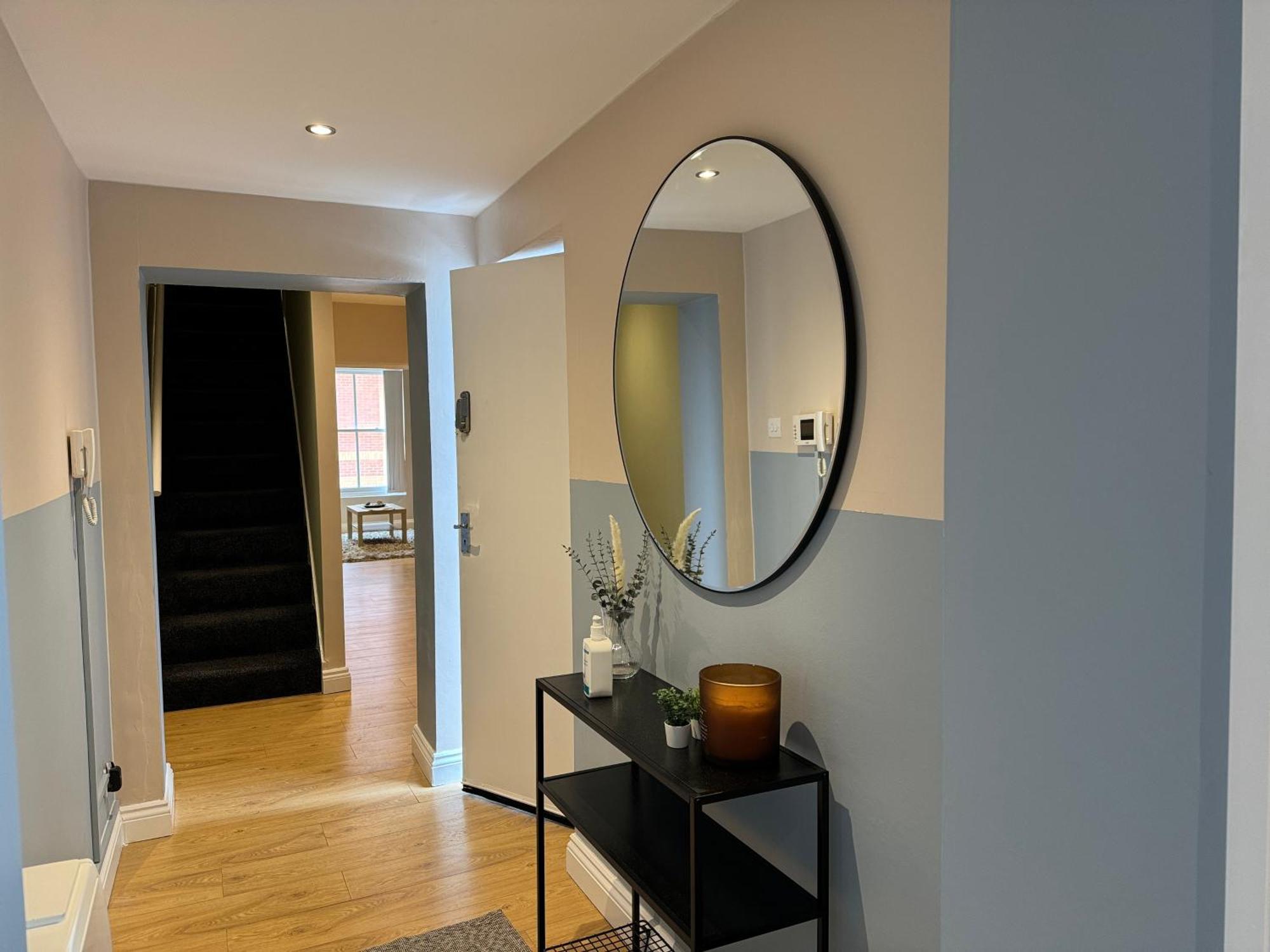 Apartment Spacious Duplex With 2 Bathrooms With Free Wi-fi, Parking And Keyless Access, Sleeps Up To 9 - Perfect For Groups *