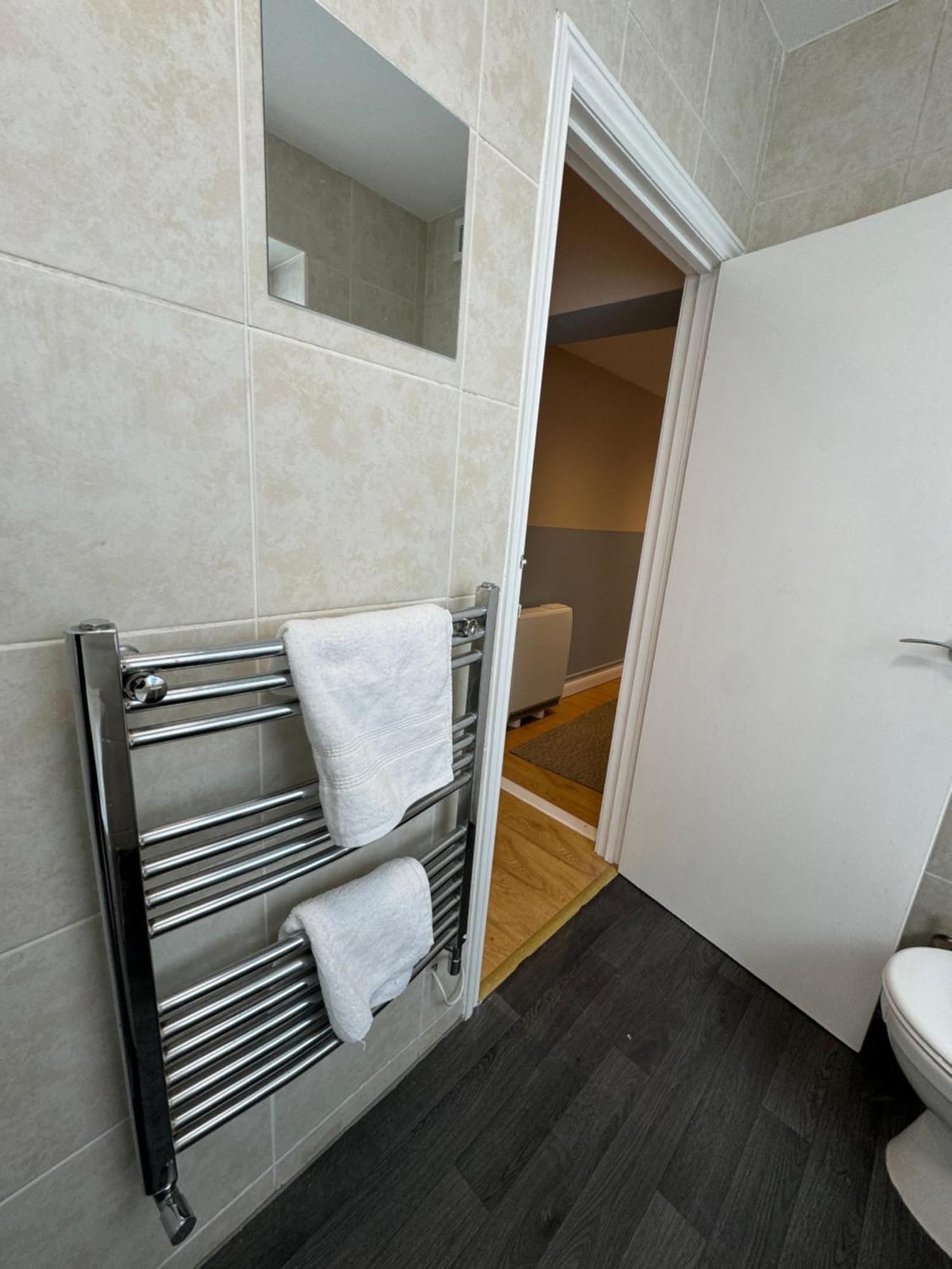 Spacious Duplex With 2 Bathrooms With Free Wi-fi, Parking And Keyless Access, Sleeps Up To 9 - Perfect For Groups Apartment
