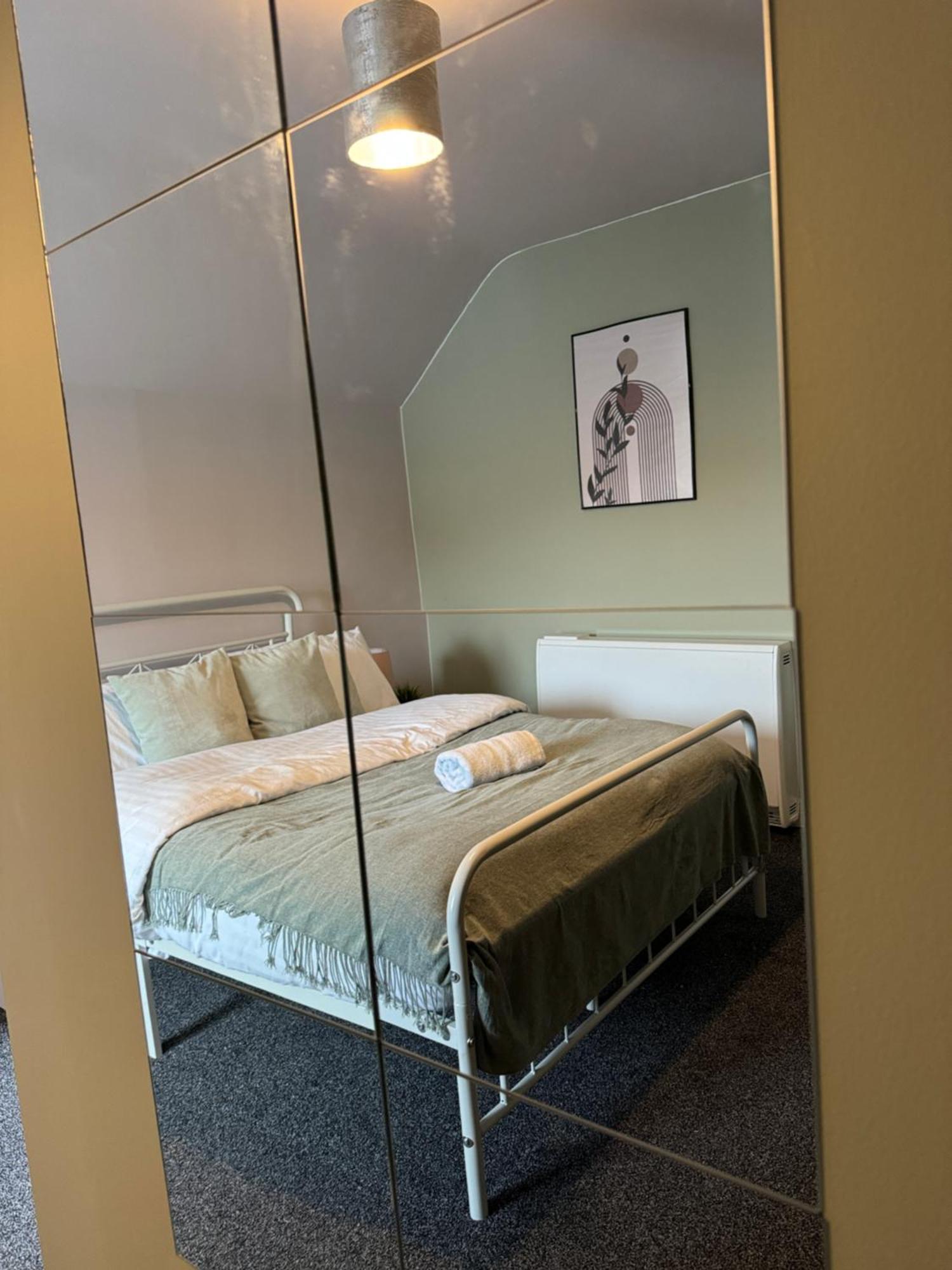 Apartment Spacious Duplex With 2 Bathrooms With Free Wi-fi, Parking And Keyless Access, Sleeps Up To 9 - Perfect For Groups *