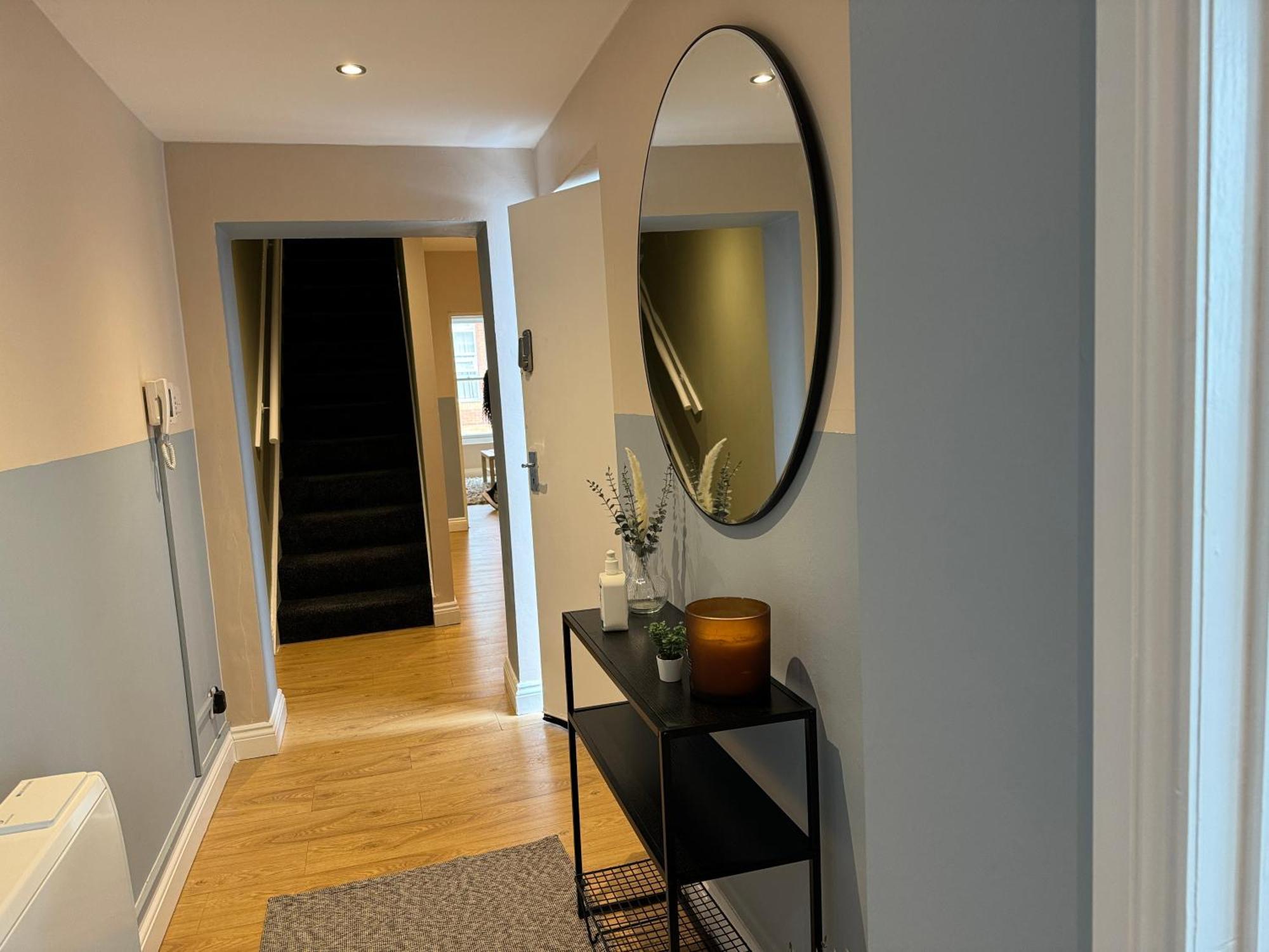 Apartment Spacious Duplex With 2 Bathrooms With Free Wi-fi, Parking And Keyless Access, Sleeps Up To 9 - Perfect For Groups