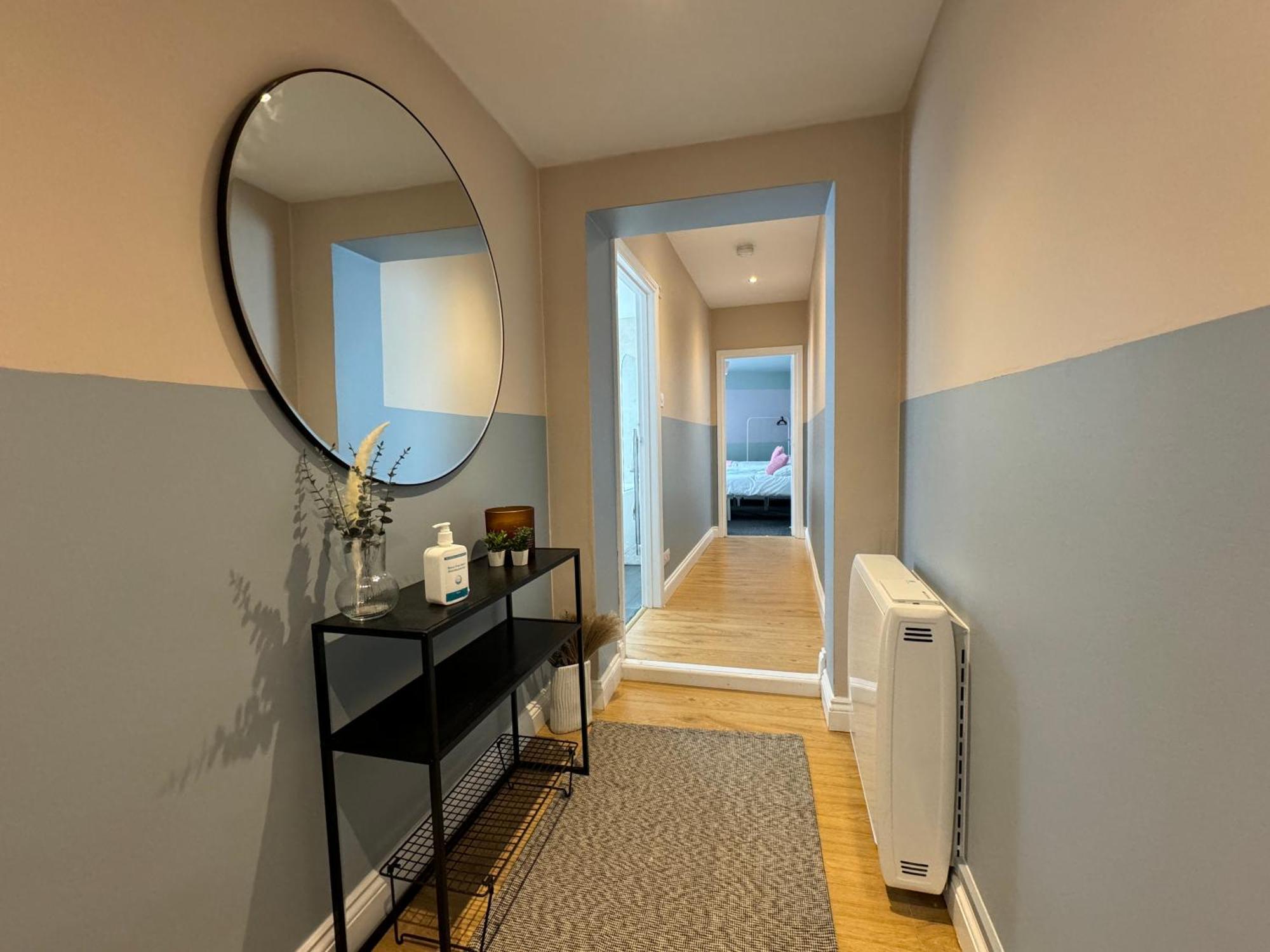 Apartment Spacious Duplex With 2 Bathrooms With Free Wi-fi, Parking And Keyless Access, Sleeps Up To 9 - Perfect For Groups *