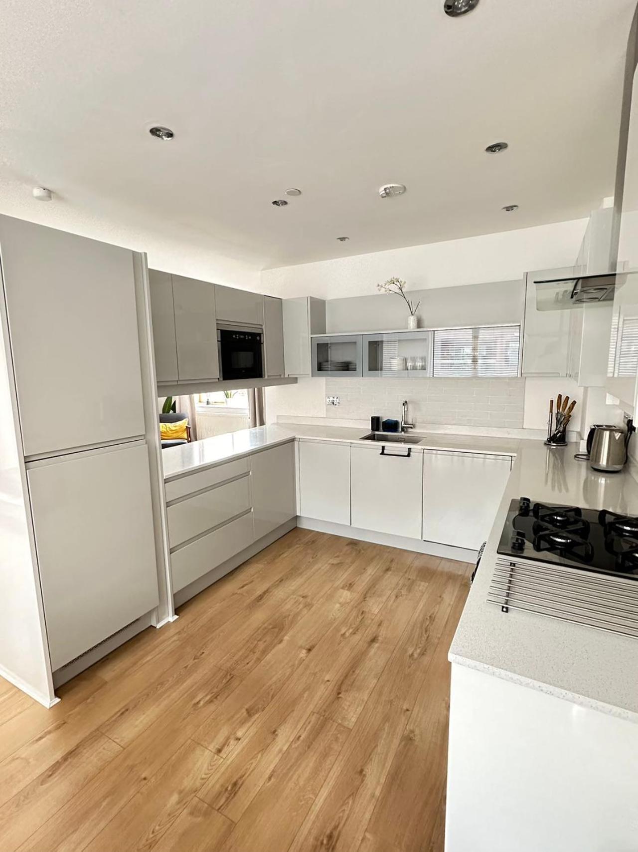 Spacious 4br 4ba Gated Townhouse With Balconies, Jq