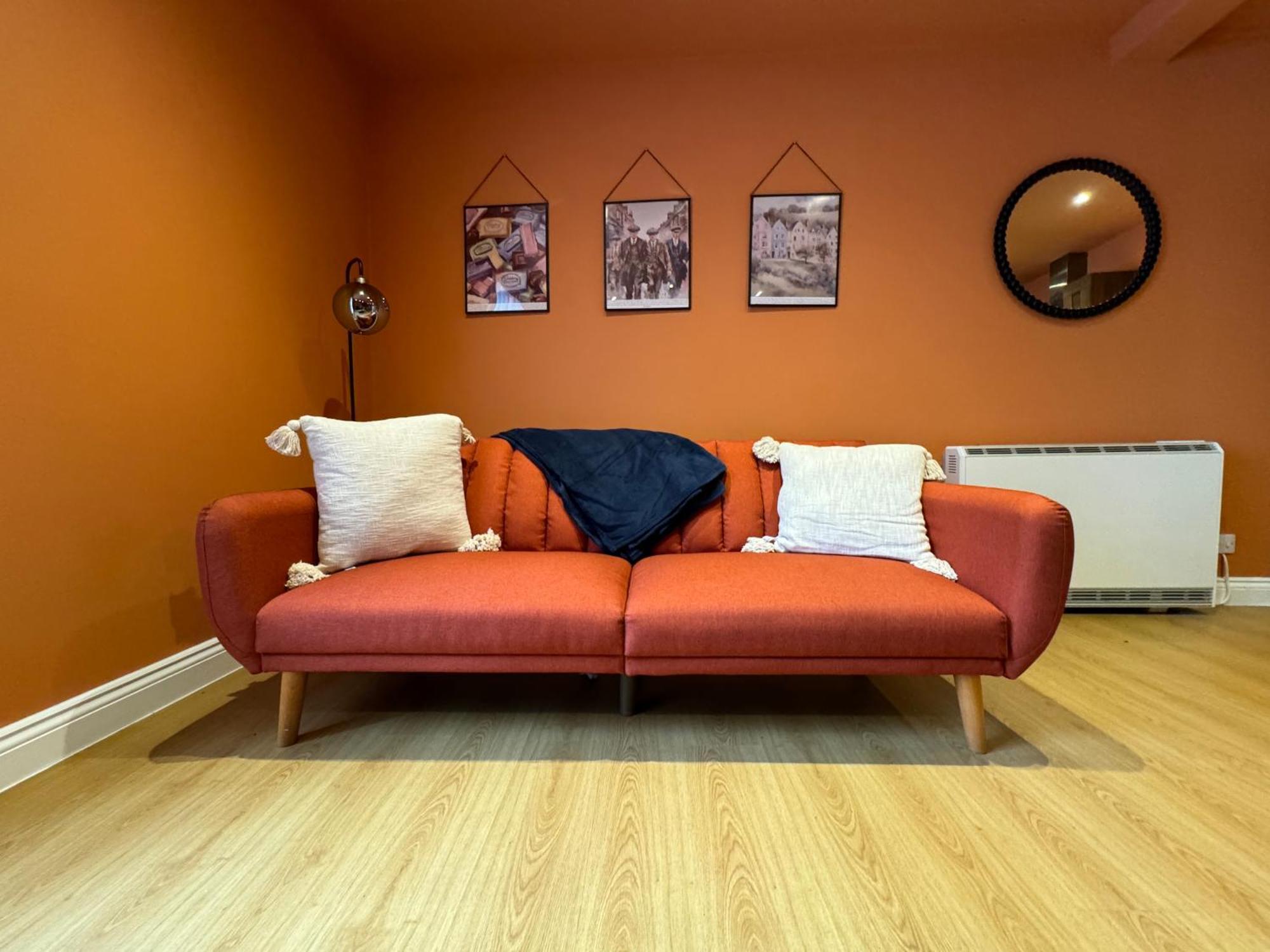 New Colourful & Spacious 2 Bedroom In With Free Wifi, Parking And Keyless Access Apartment