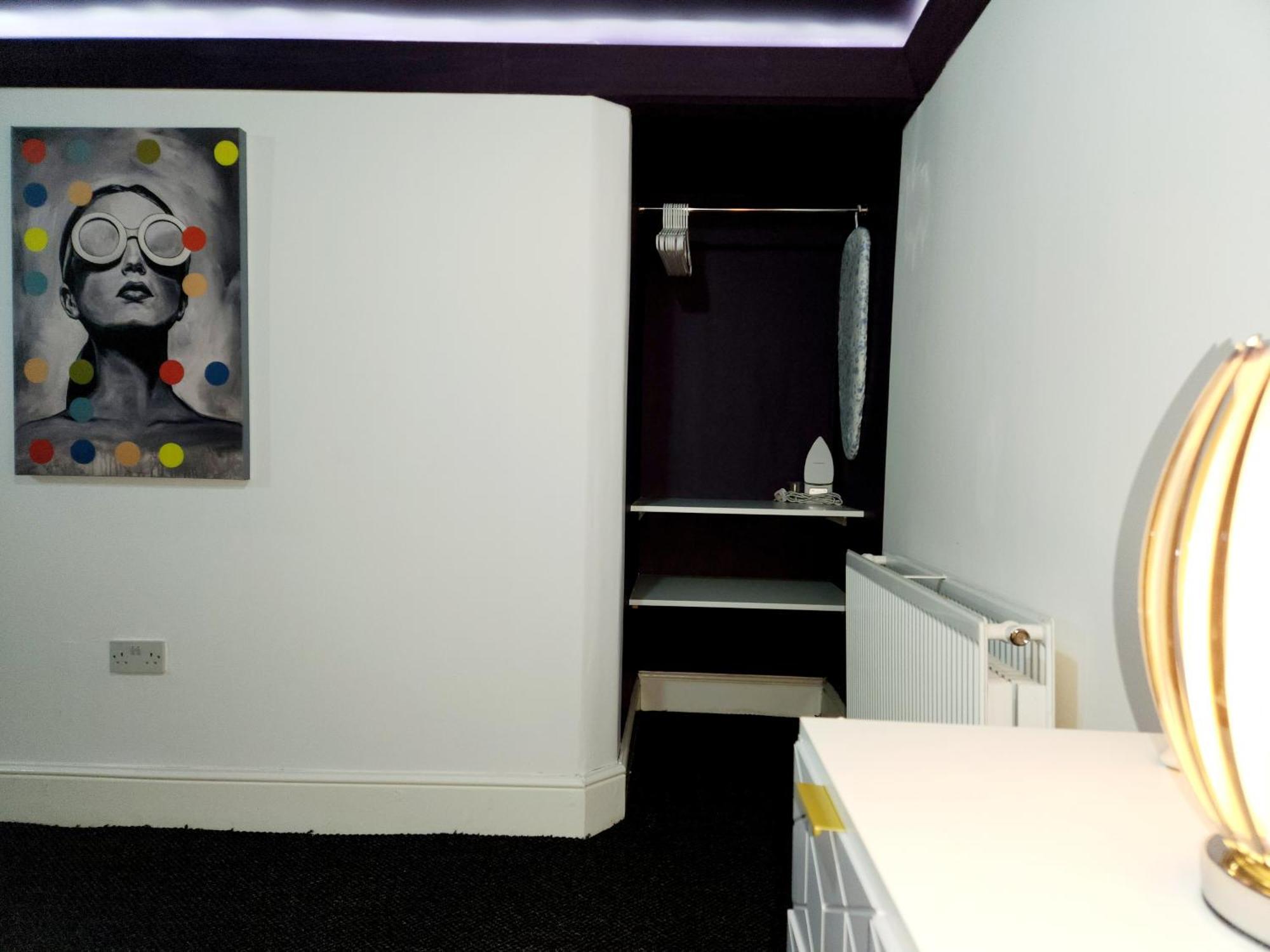 Spacious Duplex With King Sized Bed, Free Onsite Parking, Near Utilita Areana & Icc *