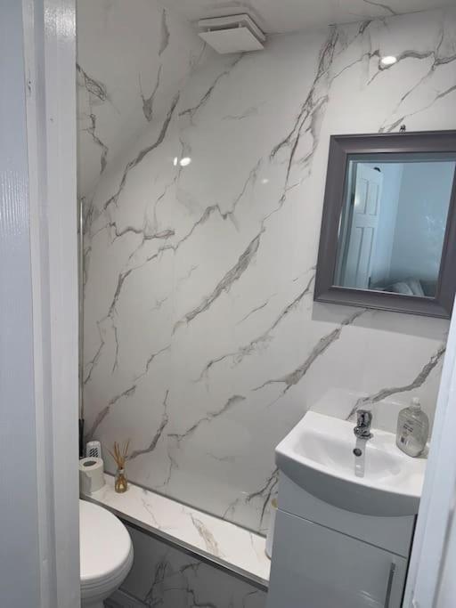 3 Bedrooms Escape Holiday home Birmingham