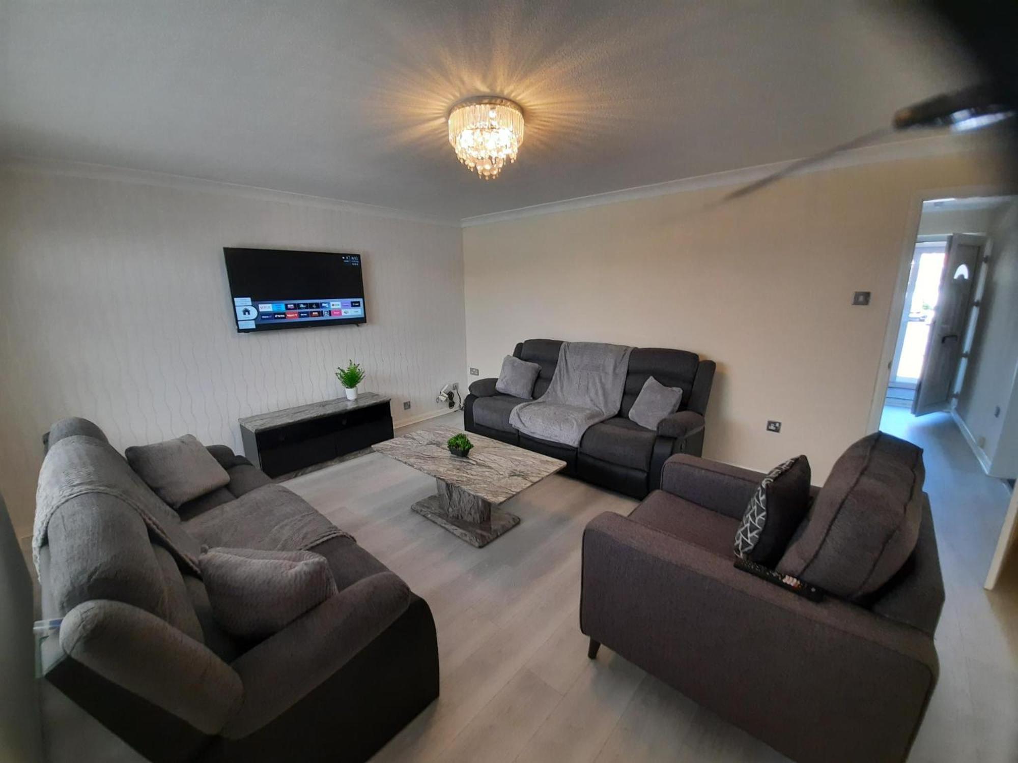 Lovely 4-bed House In Walmley Apartment