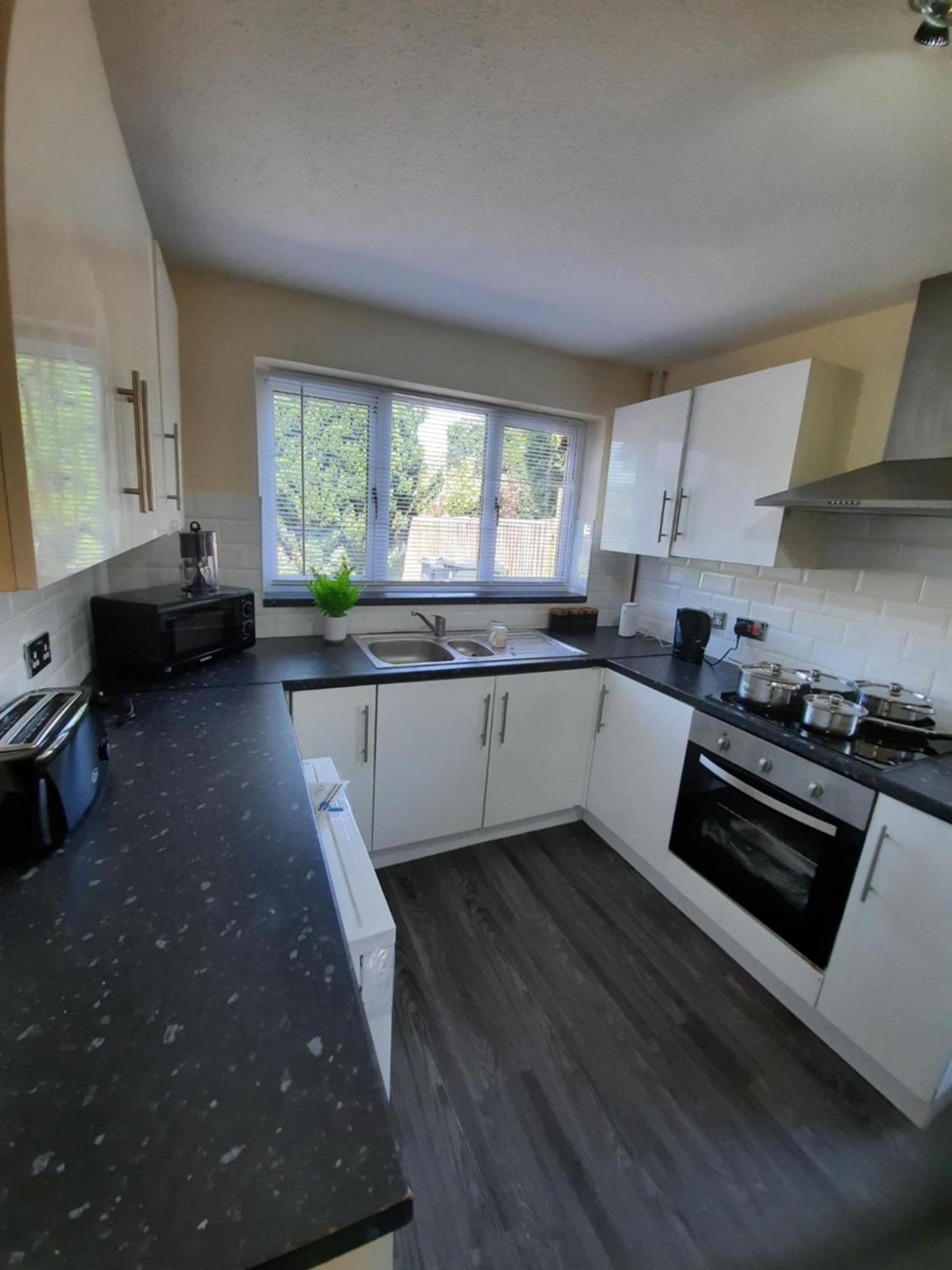 Lovely 4-bed House In Walmley Apartment *