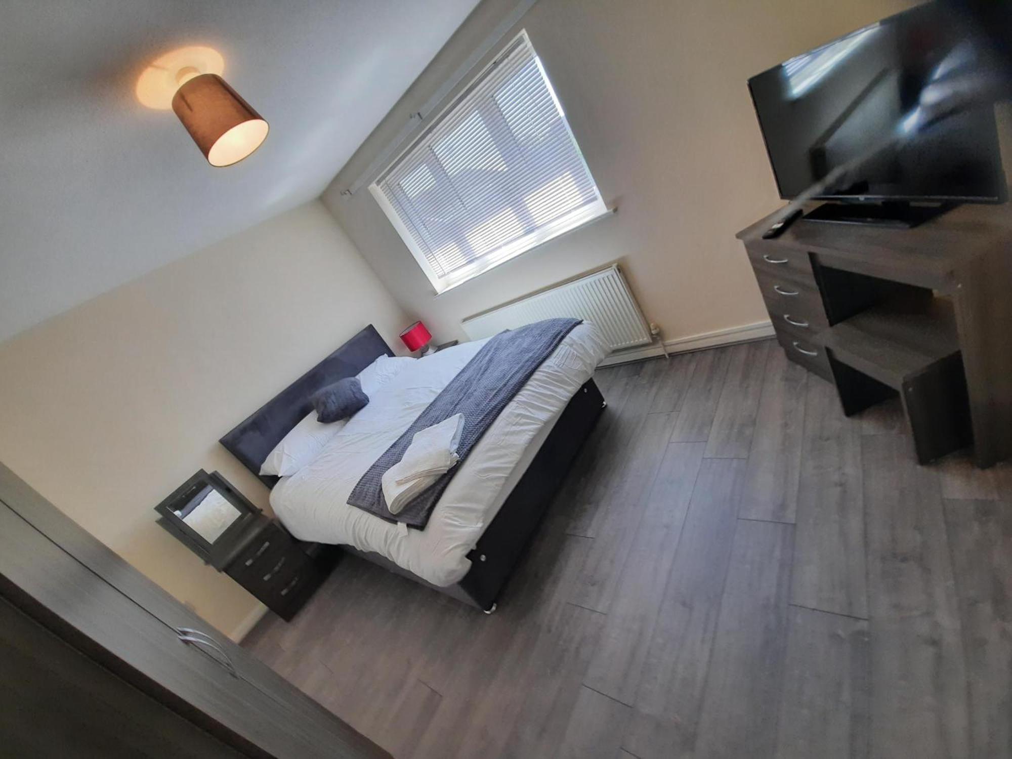 Lovely 4-bed House In Walmley Apartment
