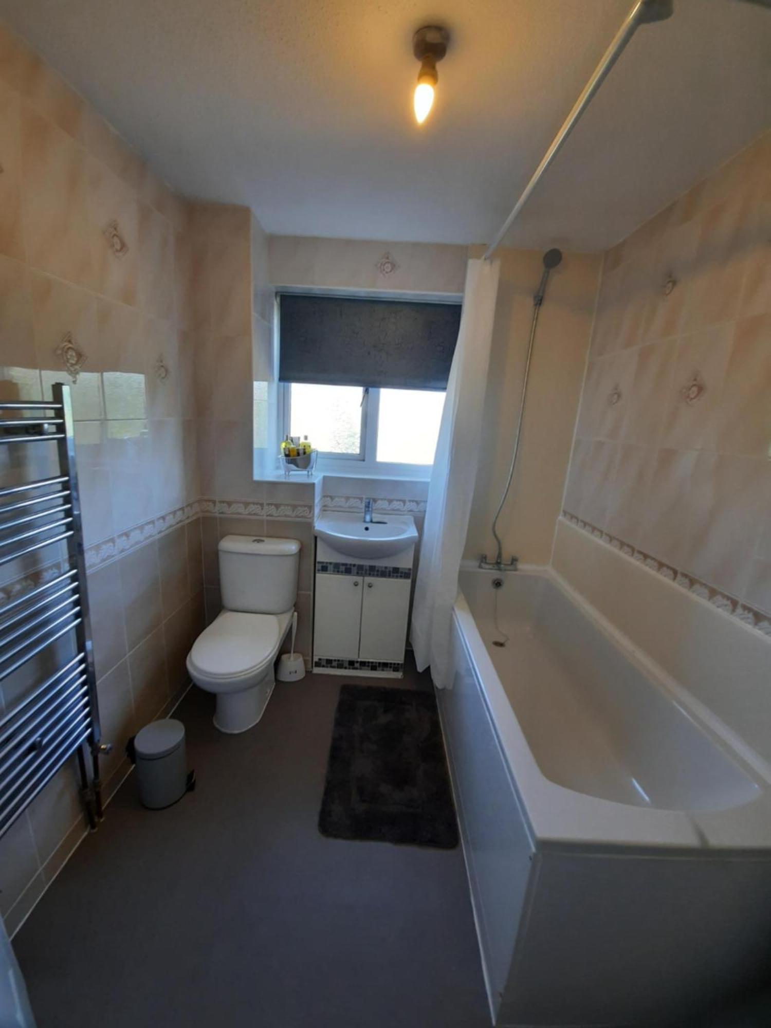 Apartment Lovely 4-bed House In Walmley *