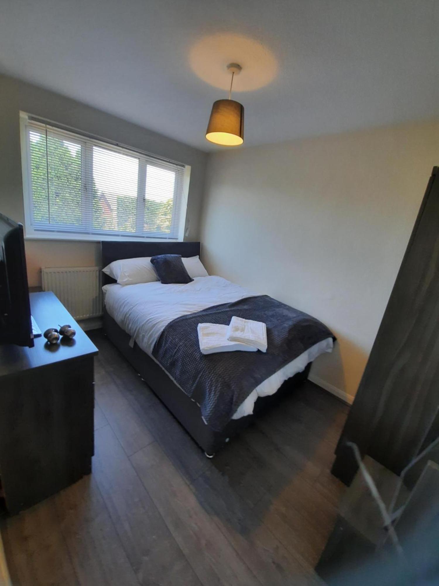 Lovely 4-bed House In Walmley Apartment *