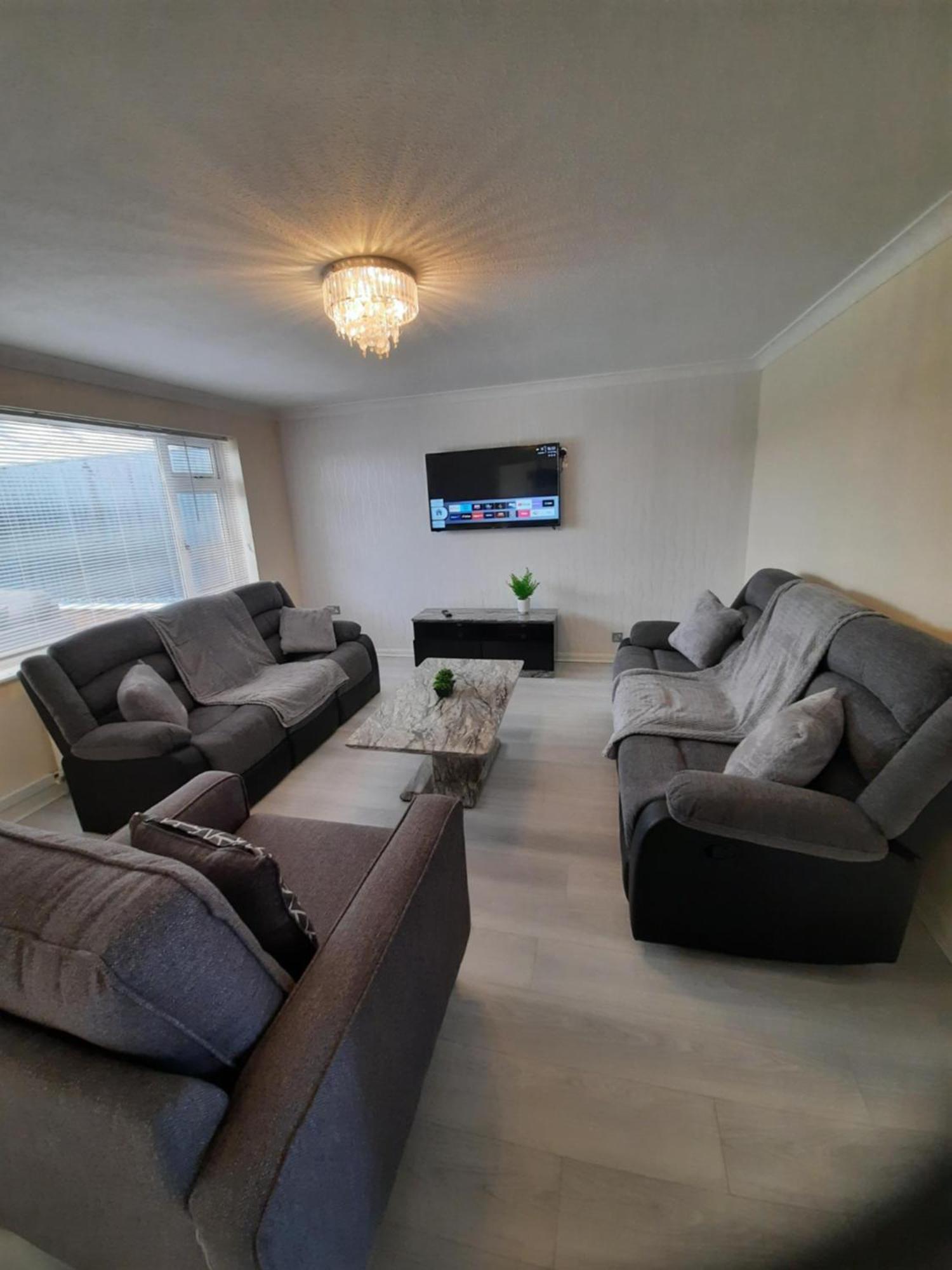Lovely 4-bed House In Walmley Birmingham