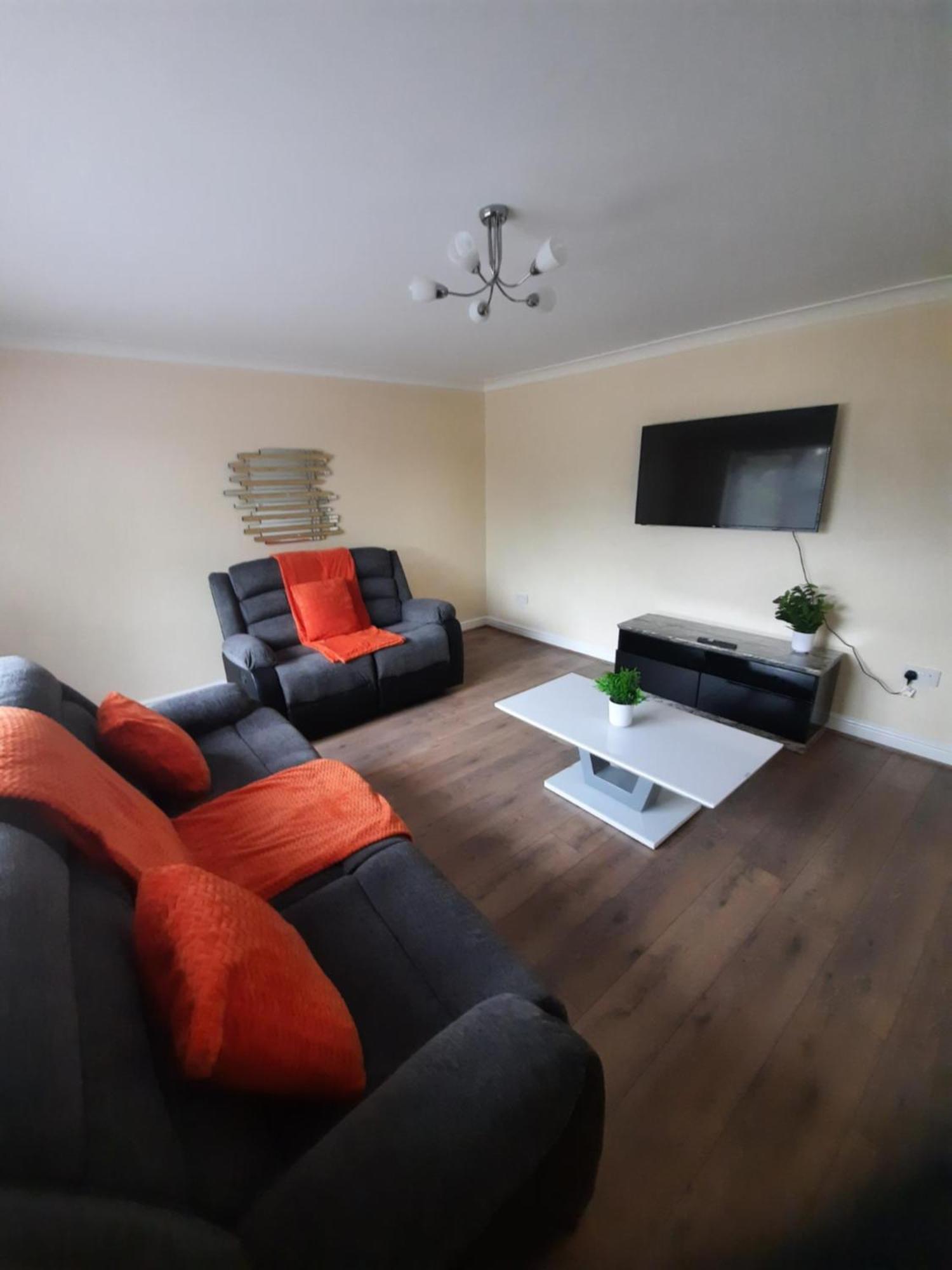 Apartment Cozy 4-bed House In Walmley *