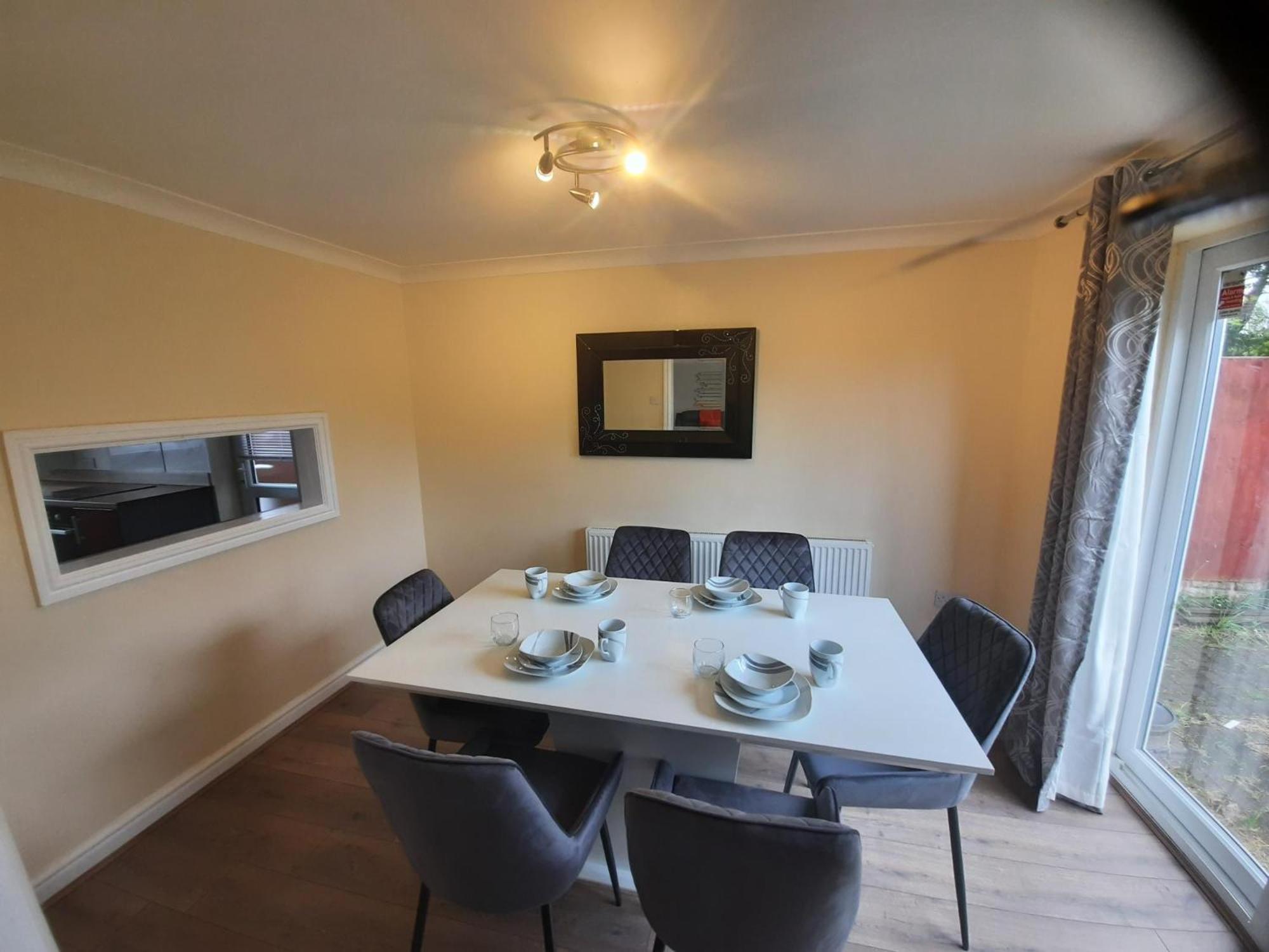 Cozy 4-bed House In Walmley *
